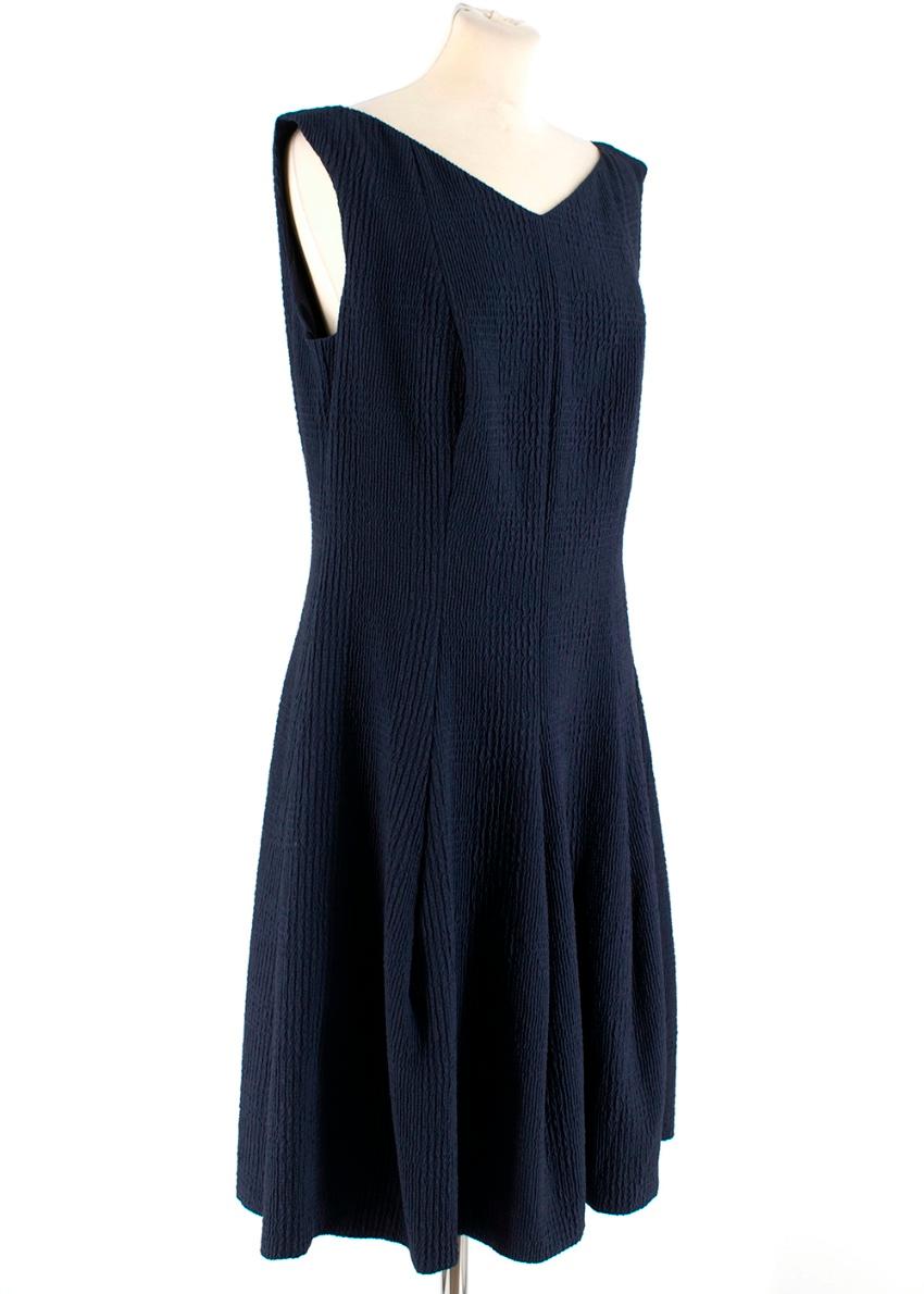 Talbot Runhoff Navy Jacquard Sleeveless A-line dress

- made in Germany - sleeveless - slight V-neck - darts on the top - pleated skirt - zip up fastening on the back - underlining - pockets at the side - dry clean only 

Please note, these items