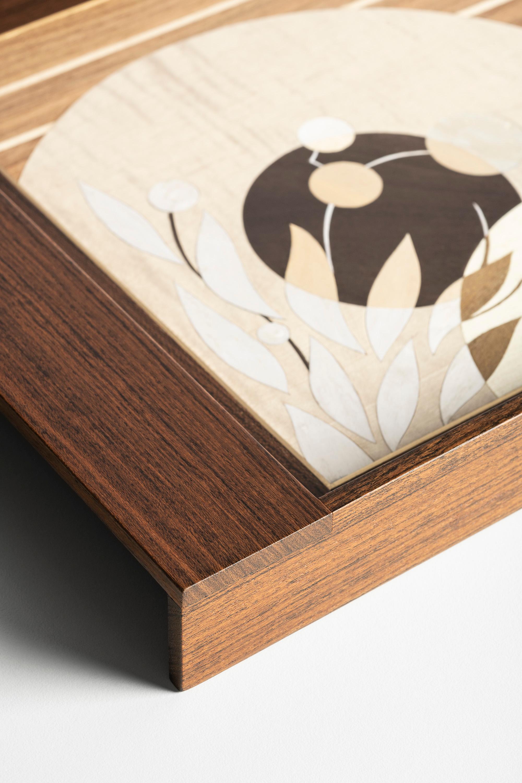 Une délicate incrustation d'inspiration japonaise décore ce plateau minimaliste. Les différents types de bois créent un contraste élégant de couleurs et de grain. Talea est un objet précieux fabriqué à la main qui combine l'art ancien de la