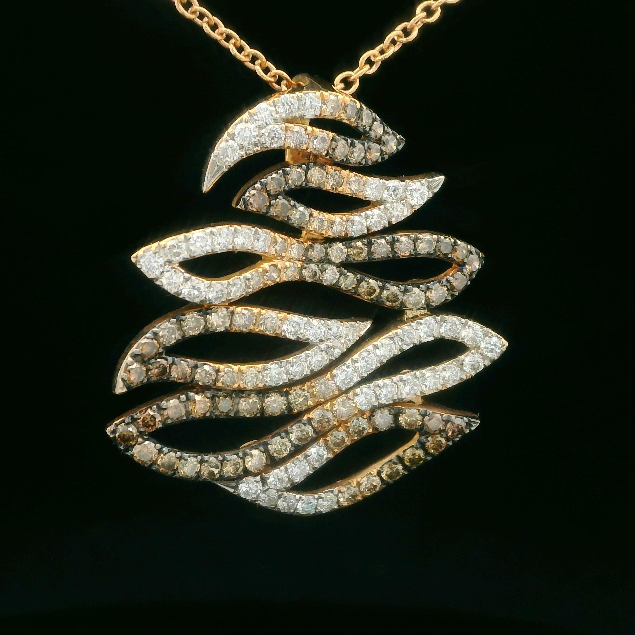 La collana con ciondolo in oro rosa 18 carati di Talento Italiano Fancy Color e diamanti incolori è un pezzo straordinario che incarna eleganza e innovazione. Questo squisito ciondolo presenta diamanti dalla brillantezza liquida in forme ovali,