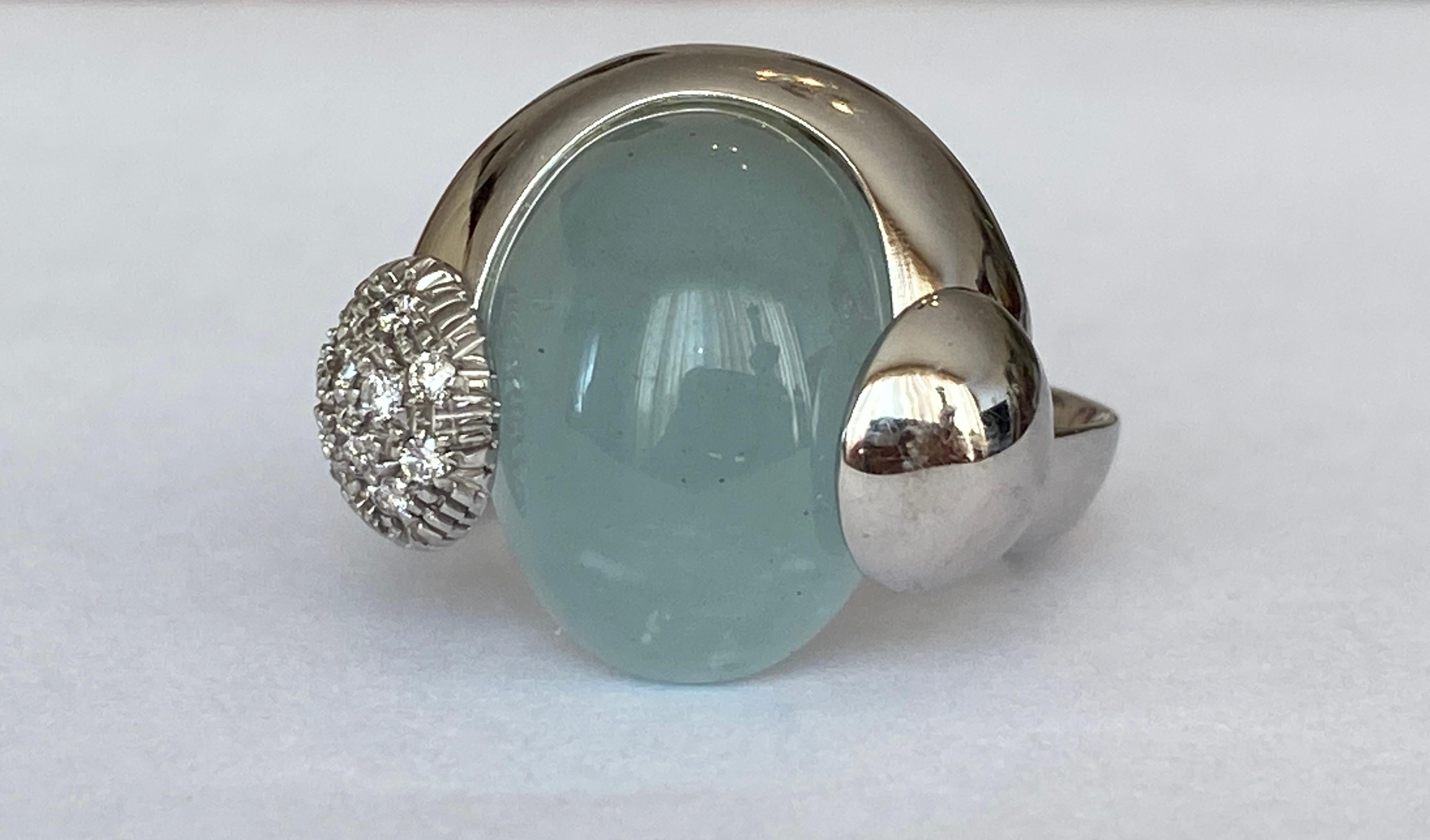 A chic white gold Italian 18 KT fashion ring from the world famous brand Talento. The ring is decorated with a cabochon cut aquamarine and 10 brilliant cut diamonds of approx. 0.20 crt of quality G/VS. Signed: Talento, 750, 1585 MI. Weight: 10.1