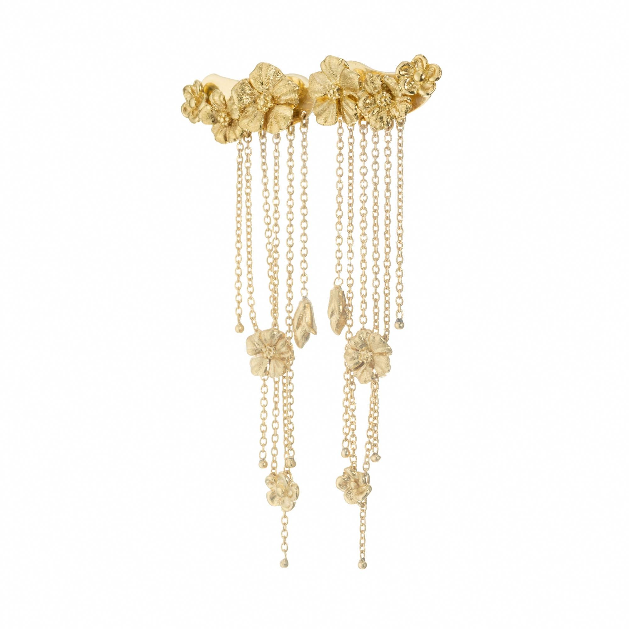 Beautifully designed Telento Italiano tassel dangle earrings. 18k yellow gold flower design with flower tassels. 

Stamped: Talento 
12.1 grams
Front:
Top to bottom: 19.0mm or .75 Inch
Width: 13mm or .5 Inch
Depth or thickness: 1.6mm
Back:
Top to