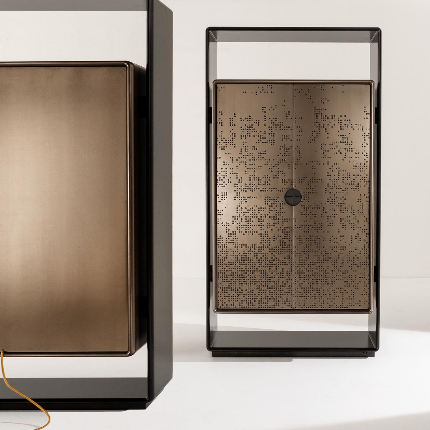 This cabinet features a structure in wood or lacquered wood. Its doors have a liquid metal finish and textured, Unlimited motif which enhances its warmth and energy with a 3D look. The interior is lacquered in liquid metal and includes glass and