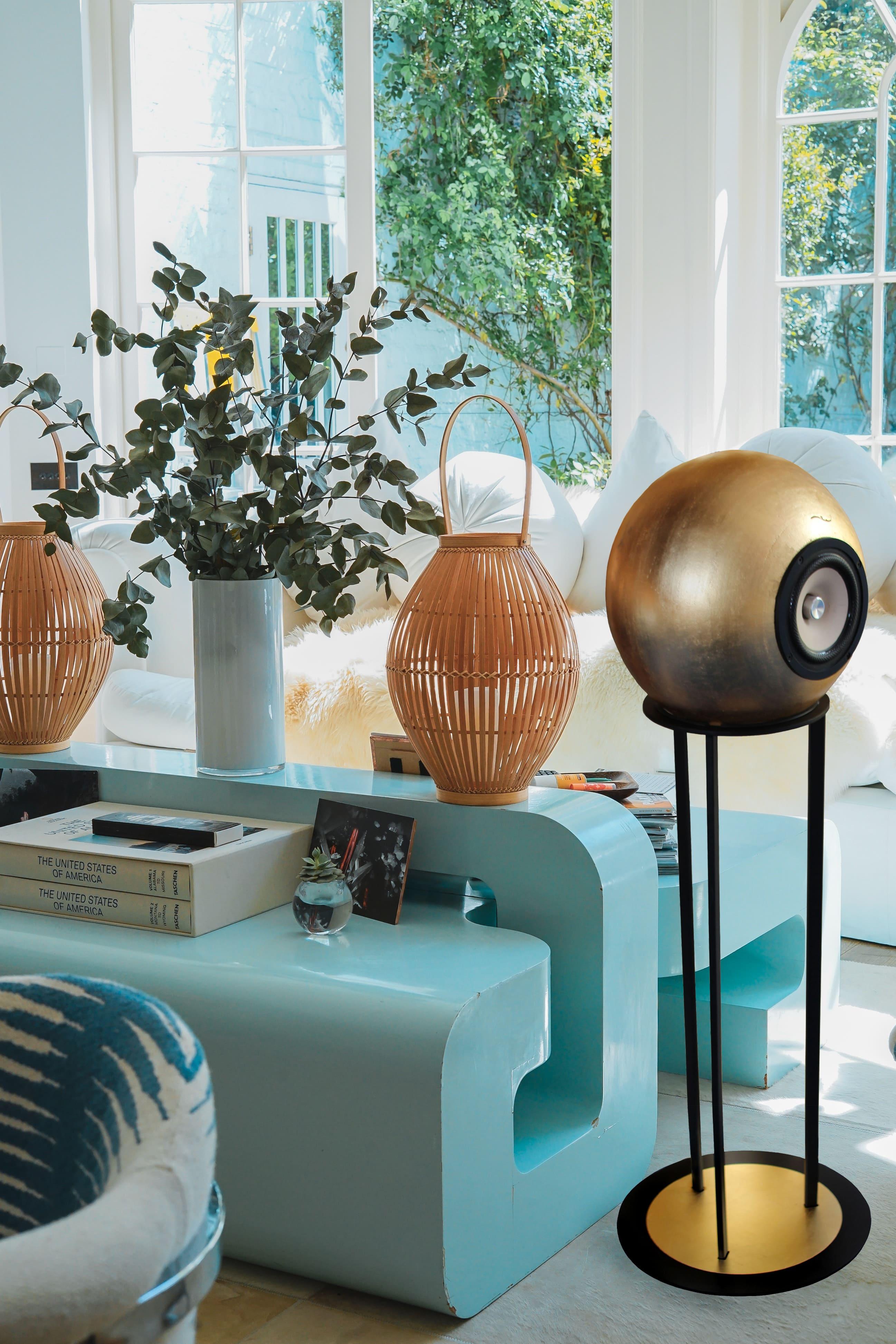The essential luxury
Dedalica audio systems are handmade with terracotta, using the centuries-old principles and techniques of the ceramic craftsmanship of Impruneta, the same ones used by Brunelleschi to build the cupola of the Duomo of Florence.