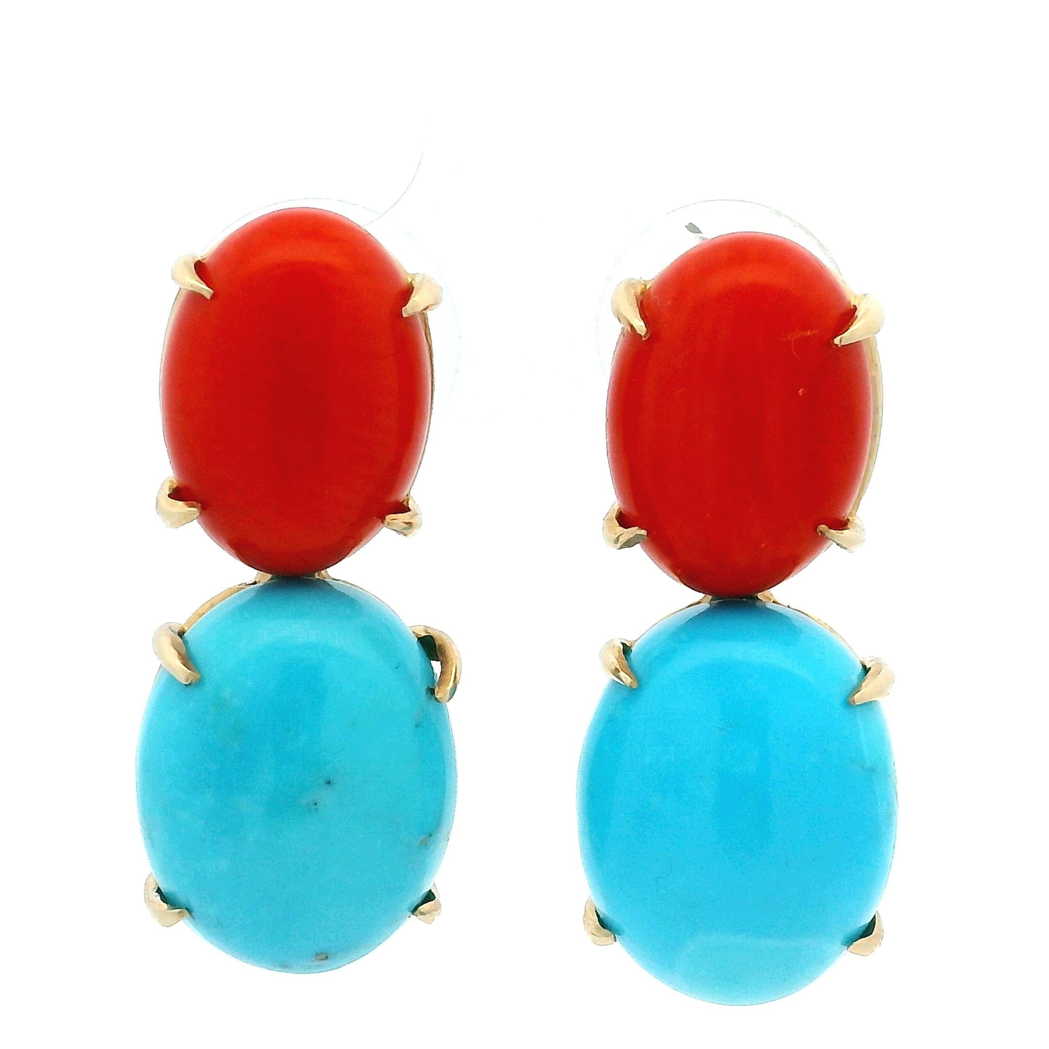 Issues de la collection signature de Talia Jade, ces boucles d'oreilles présentent une élégante association de corail méditerranéen et de cabochons de turquoise éclatante, sertis dans de l'or jaune 14 carats. Le contraste de couleurs vibrant entre