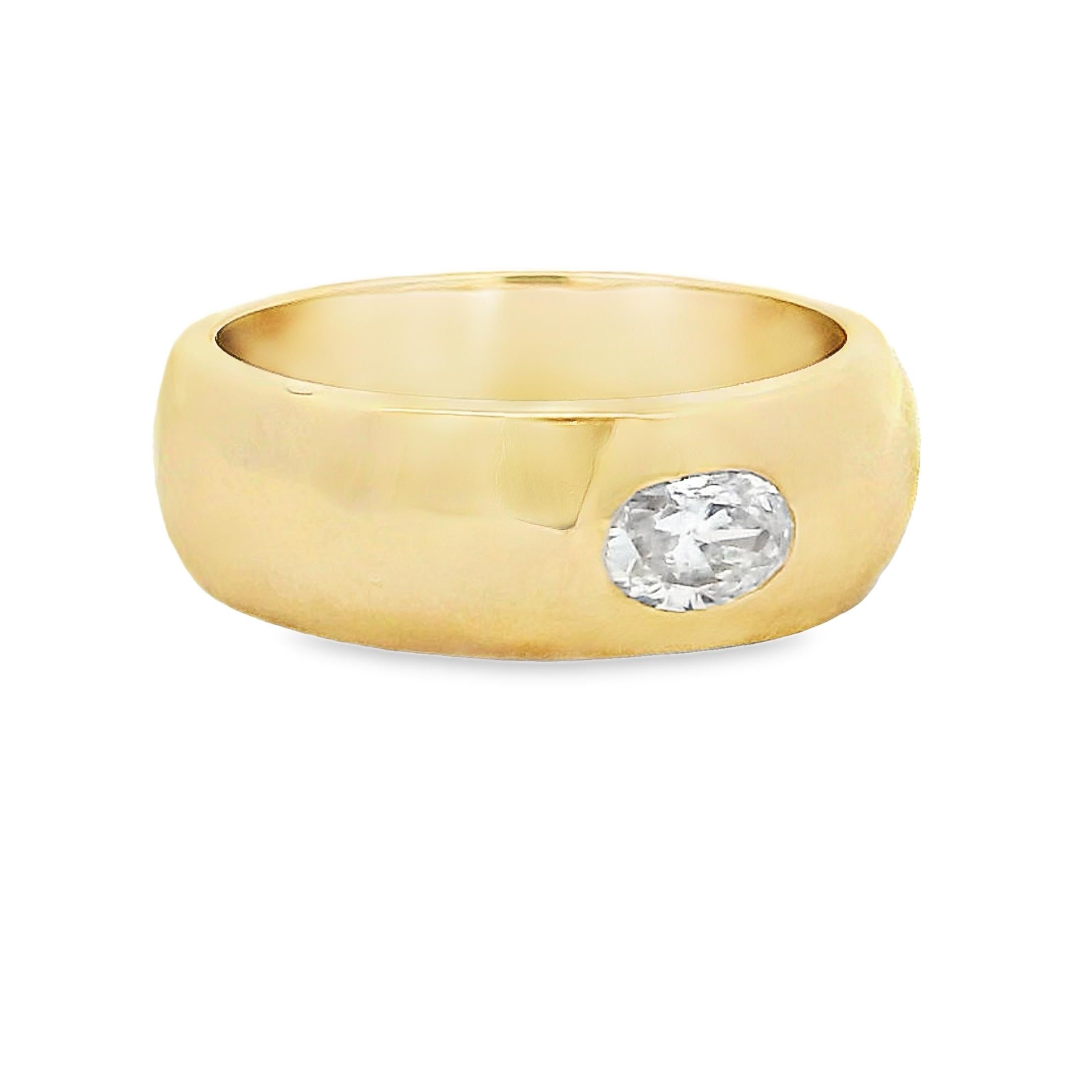 Cette bague de Talia Profiles, d'une grande sobriété, est réalisée en or jaune 18 carats et présente un profil doux et sculptural. Un seul diamant rond et brillant (environ 0,40 ct) est serti à fleur de la surface de l'or, créant une silhouette