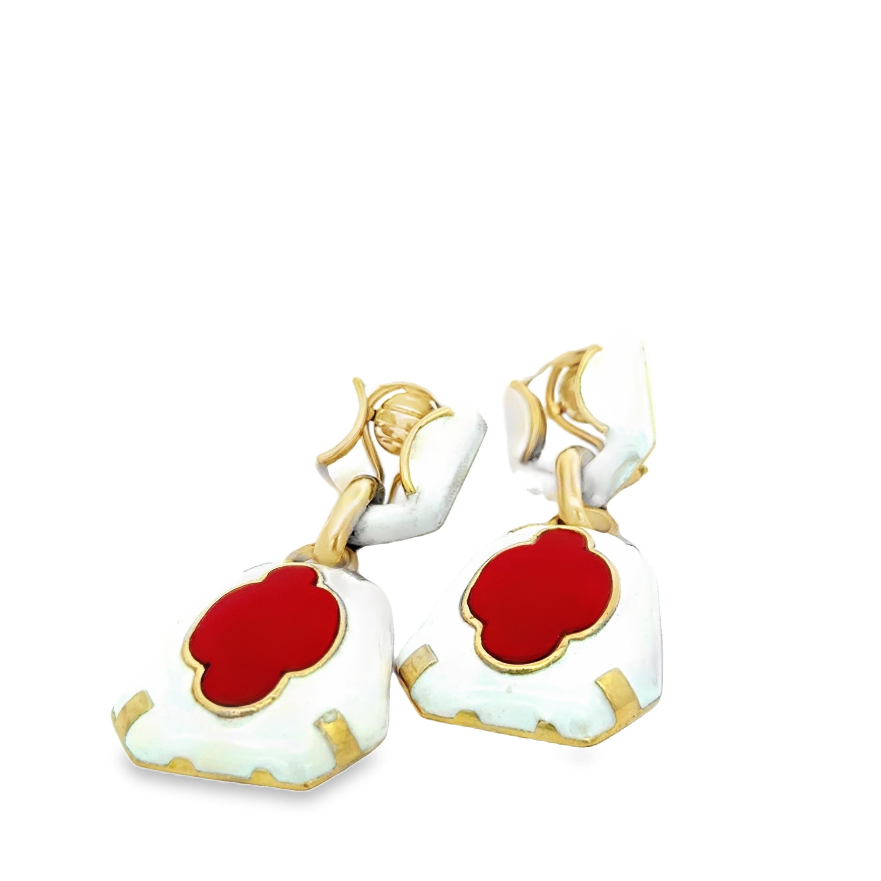 Diese einzigartigen Ohrringe von Talia Jade Jewelry sind ein auffälliger Ausdruck kühner Eleganz. Sie sind aus 18-karätigem Gelbgold der 1990er-Jahre gefertigt, mit strahlend weißer Emaille überzogen und mit natürlichen Koralleneinlagen verziert.