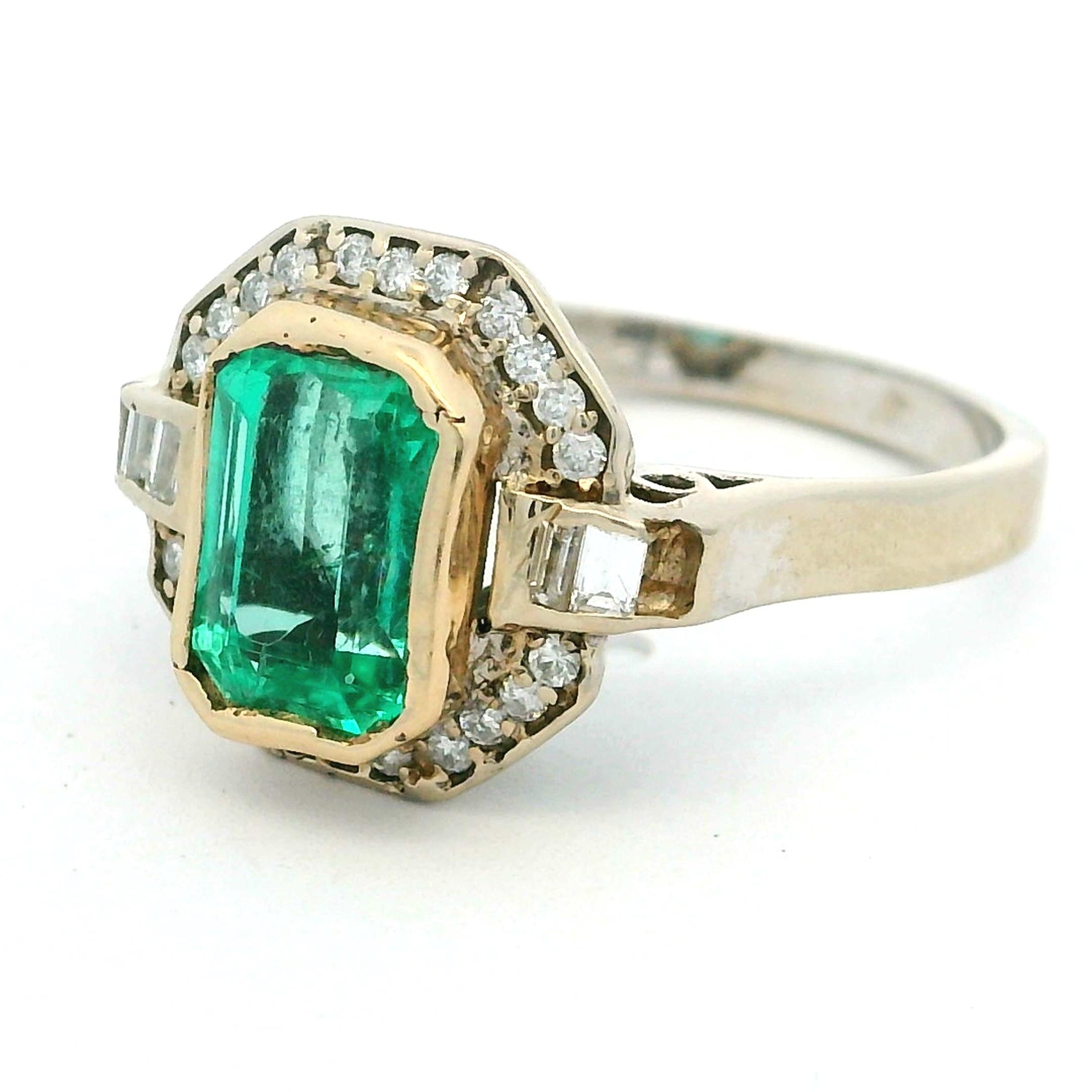 Talia Jade Bague Halo Emeraude Diamant en or blanc et jaune 18K d'inspiration vintage en vente 4