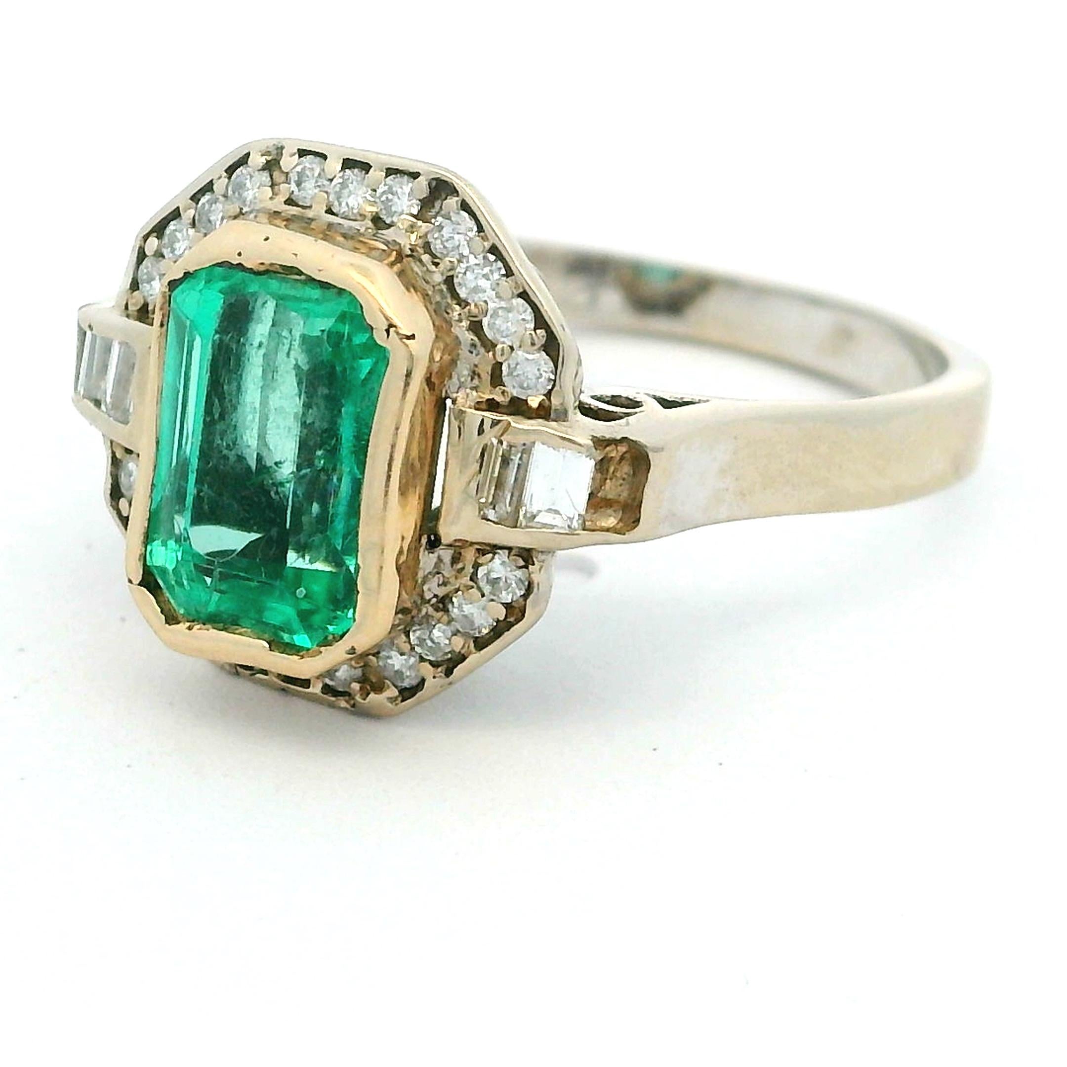 Un design d'inspiration vintage de Talia Jade, fabriqué en 2022, mettant en valeur l'élégance intemporelle en or blanc et jaune 18 carats. Au centre brille une émeraude colombienne d'environ 1,50 carat, taillée en émeraude et sertie dans de l'or