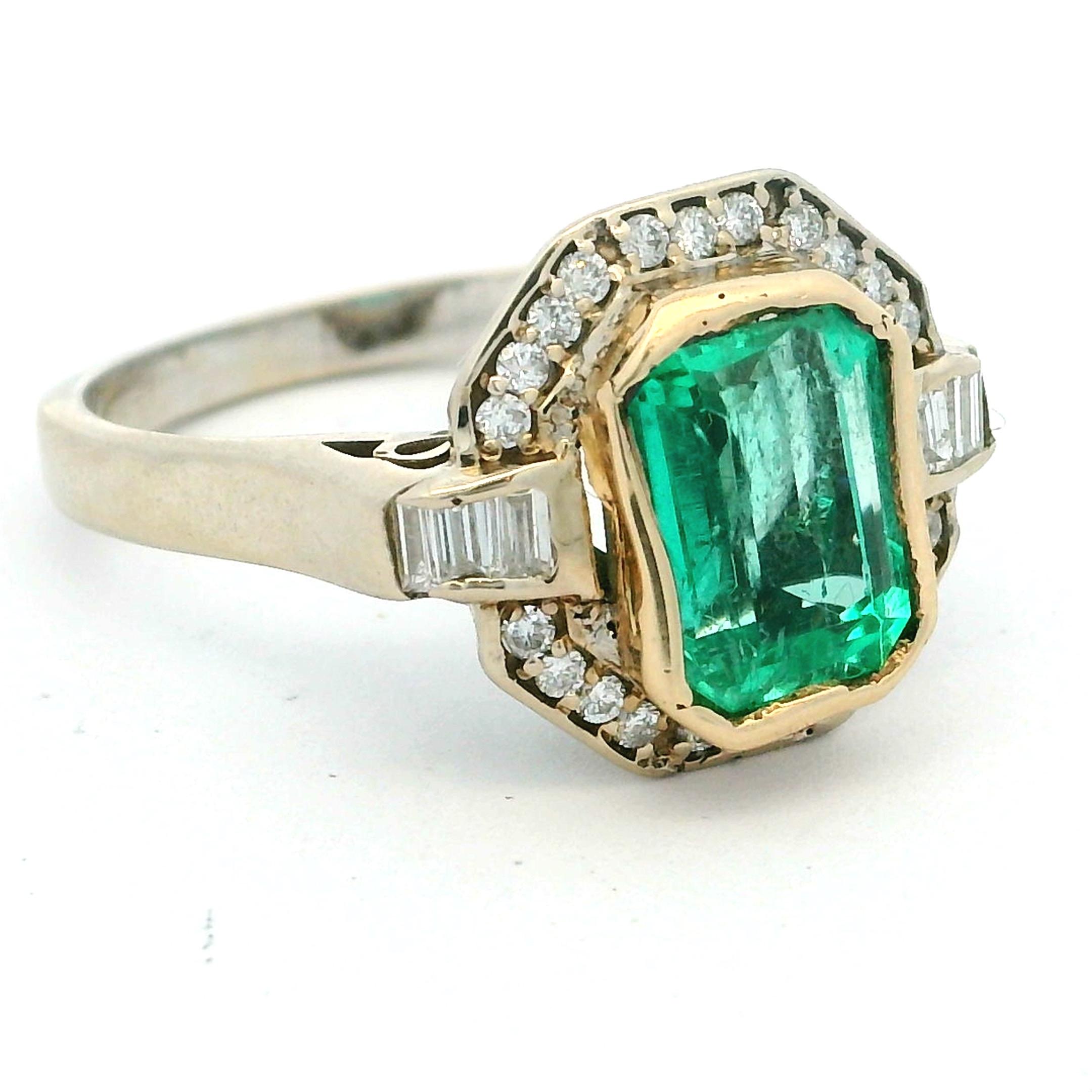 Taille émeraude Talia Jade Bague Halo Emeraude Diamant en or blanc et jaune 18K d'inspiration vintage en vente
