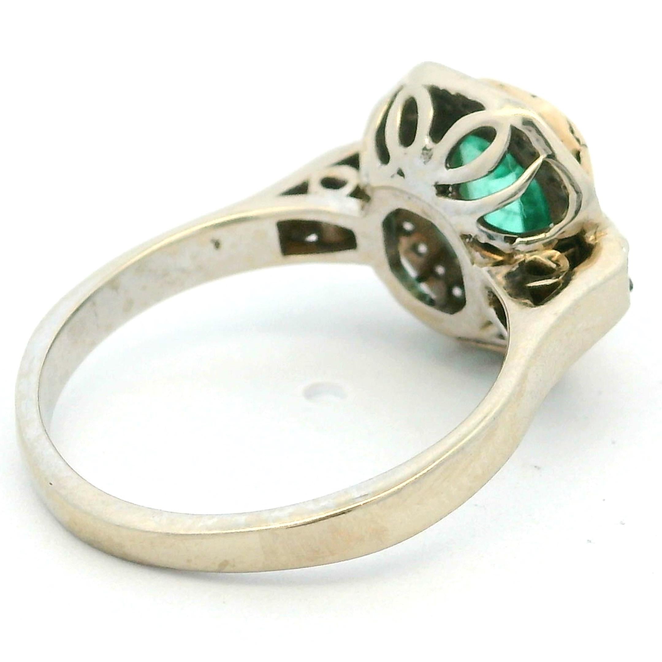 Talia Jade Bague Halo Emeraude Diamant en or blanc et jaune 18K d'inspiration vintage Pour femmes en vente