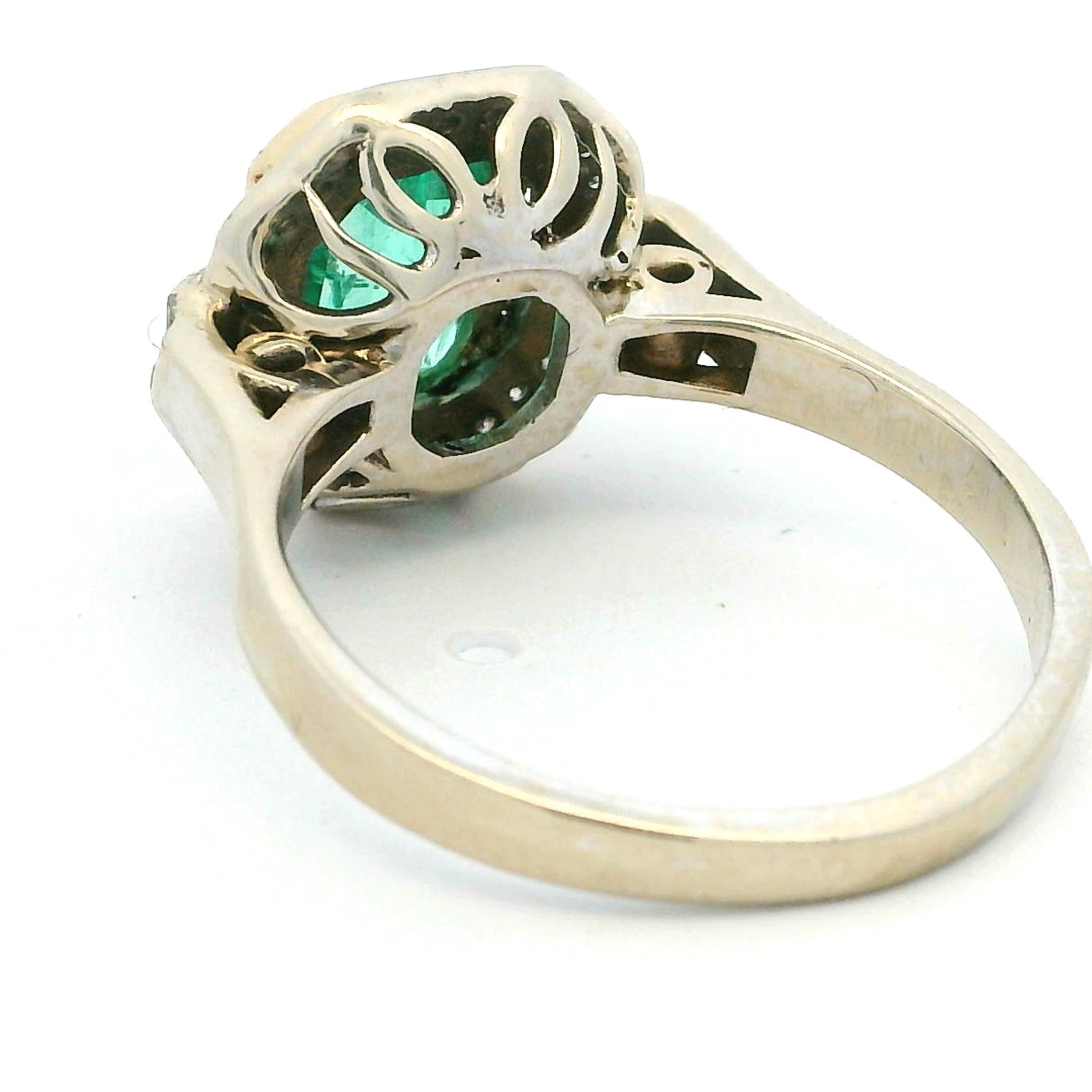 Talia Jade Bague Halo Emeraude Diamant en or blanc et jaune 18K d'inspiration vintage en vente 2