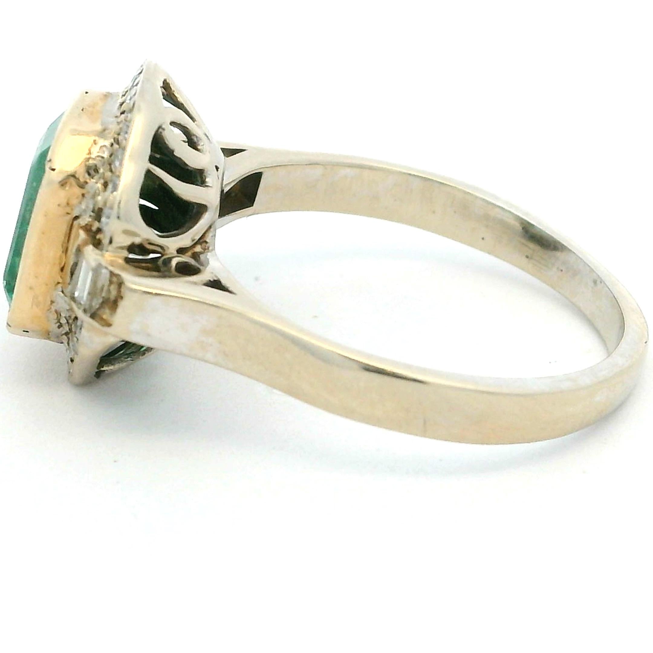 Talia Jade Bague Halo Emeraude Diamant en or blanc et jaune 18K d'inspiration vintage en vente 3