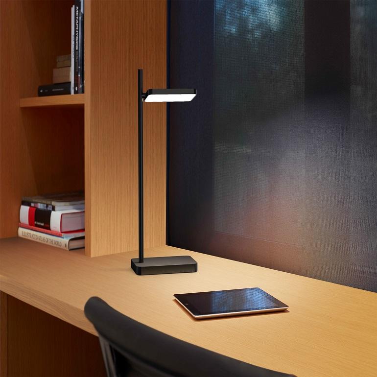 Lampe de bureau Talia en noir mat/gris et finition en laiton par Pablo Designs en vente 1