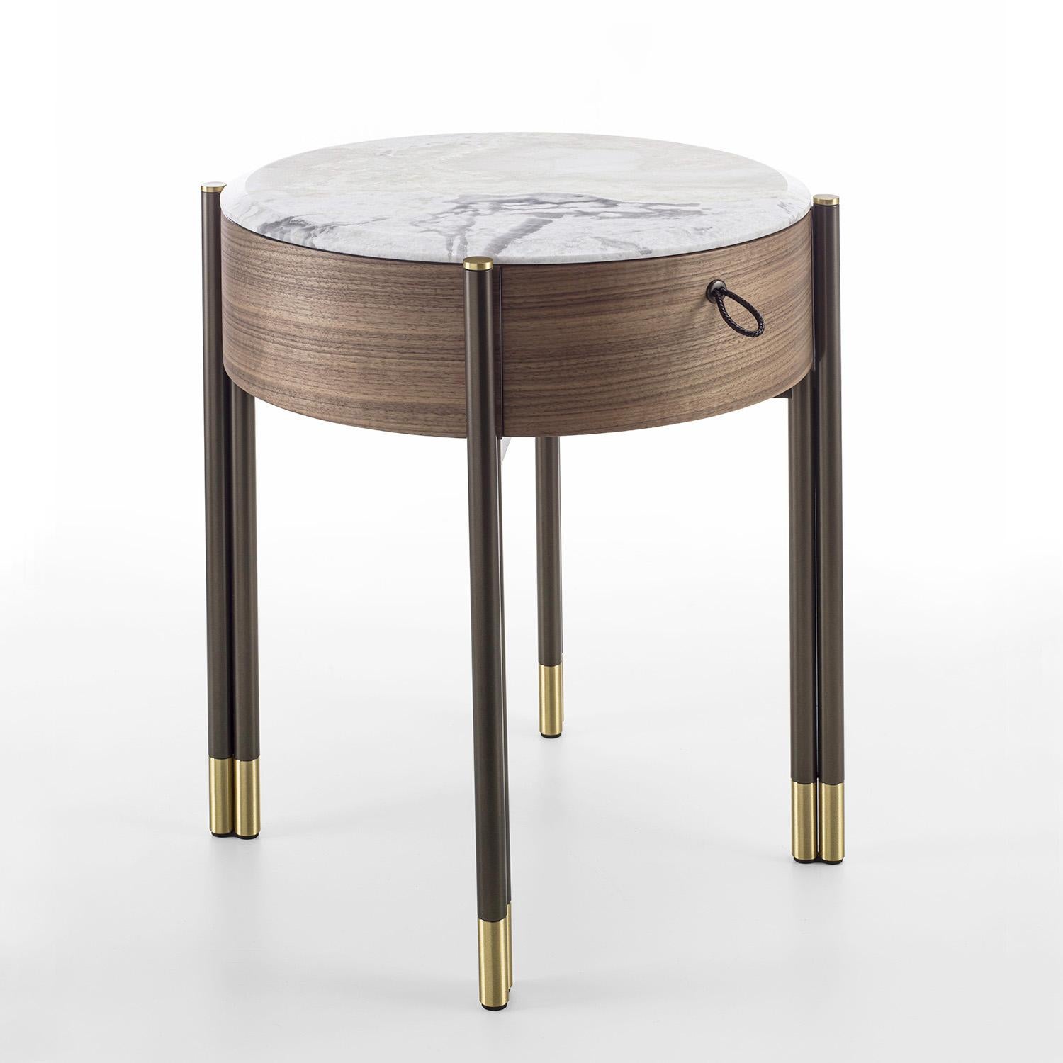 Side Table Talia White with structure in solid walnut wood
with white polished marble top. With 1 drawer, with leather 
handle. With metal feet in bronzed finish and with end-feet 
in solid brass in brushed finish.
Also available on request with