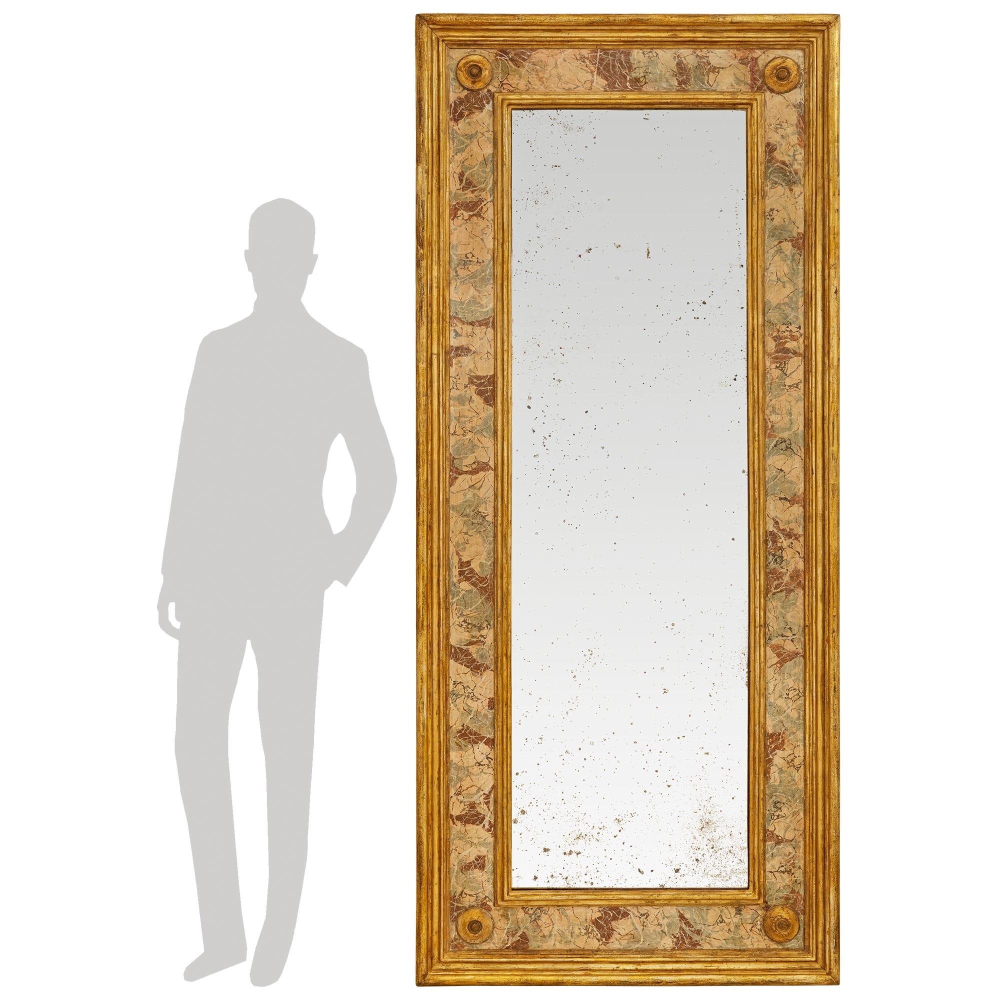 Un pezzo unico del 18° secolo in stile neoclassico italiano. Marmo finto dipinto e specchio della Mecca. Questo meraviglioso specchio è incastonato in una fascia di mecca screziata che precede la cornice in marmo finto dipinto. La cornice è