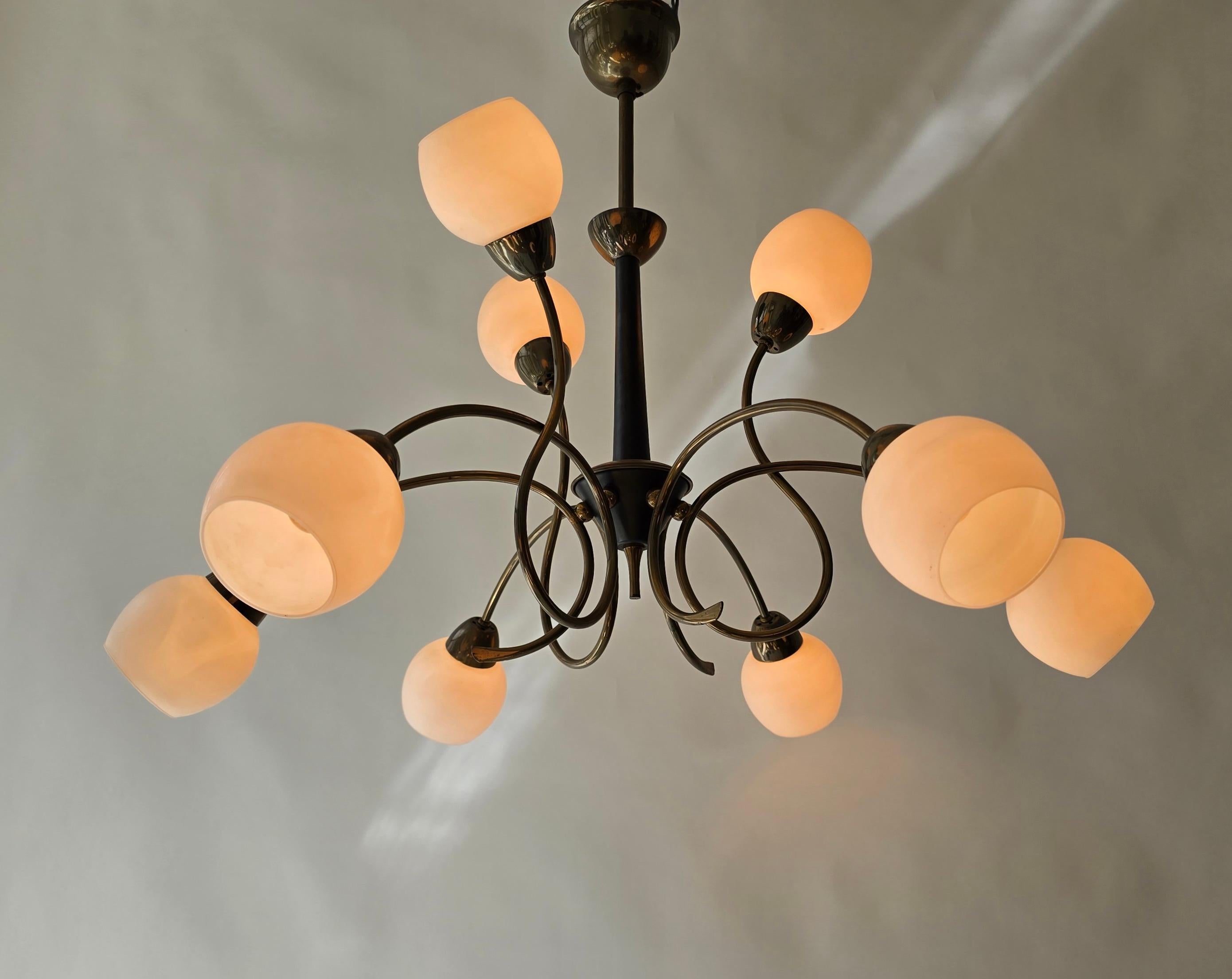 Neun-Licht-Kronleuchter aus Messing und Opalglas im Stil von Stilnovo aus den 1950er Jahren im Angebot 3