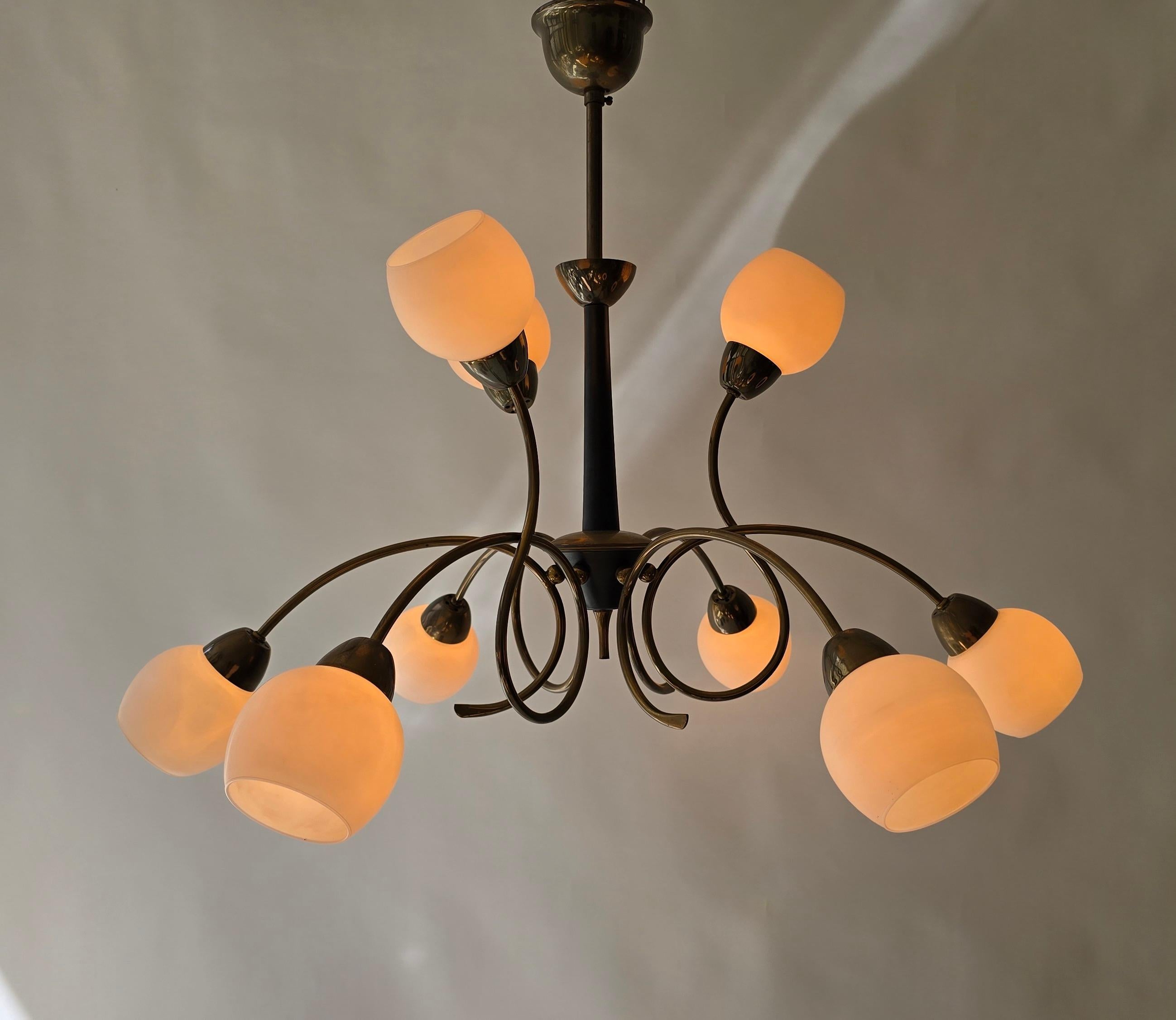 Neun-Licht-Kronleuchter aus Messing und Opalglas im Stil von Stilnovo aus den 1950er Jahren im Angebot 4