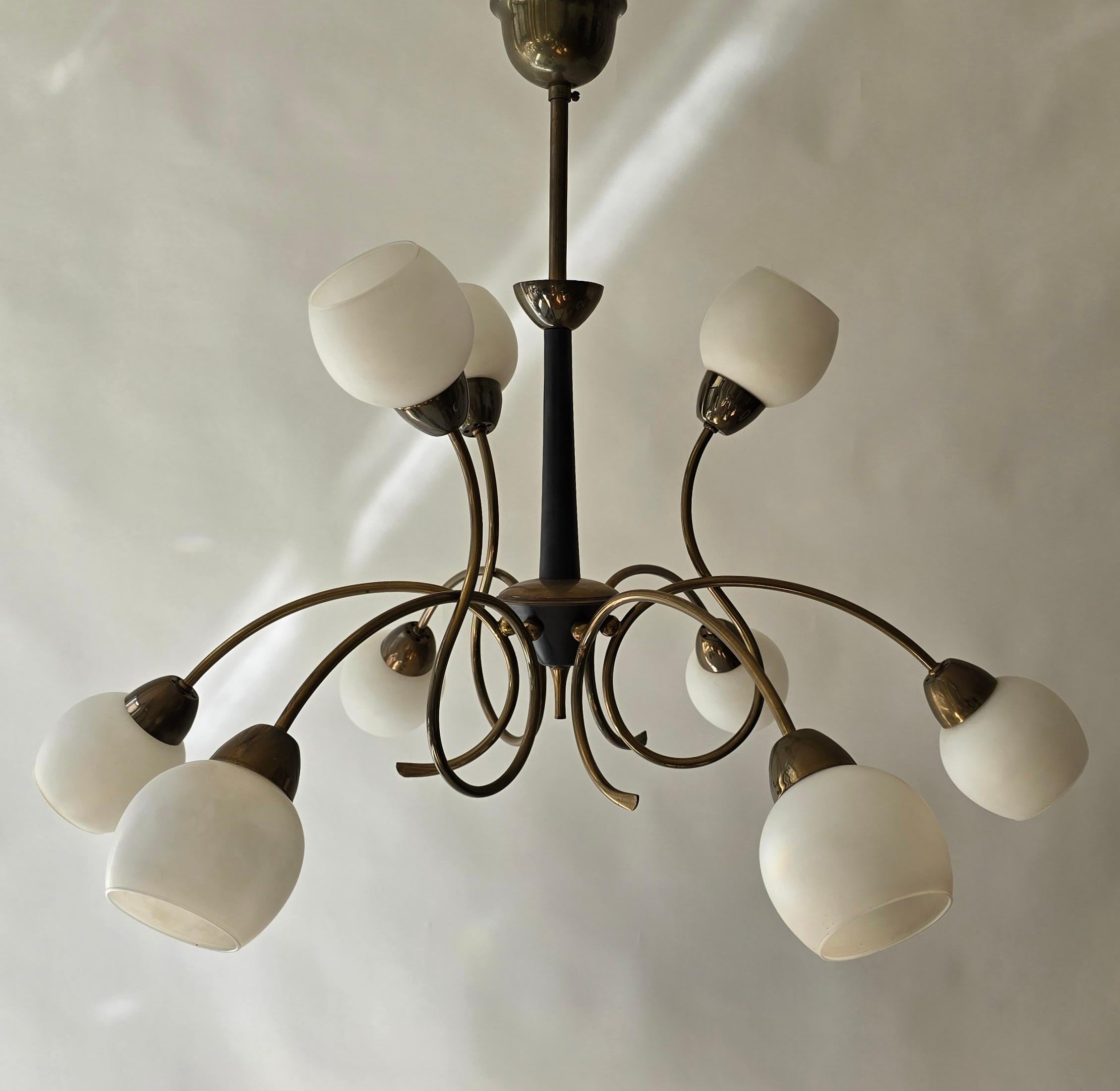 Neun-Licht-Kronleuchter aus Messing und Opalglas im Stil von Stilnovo aus den 1950er Jahren im Angebot 5