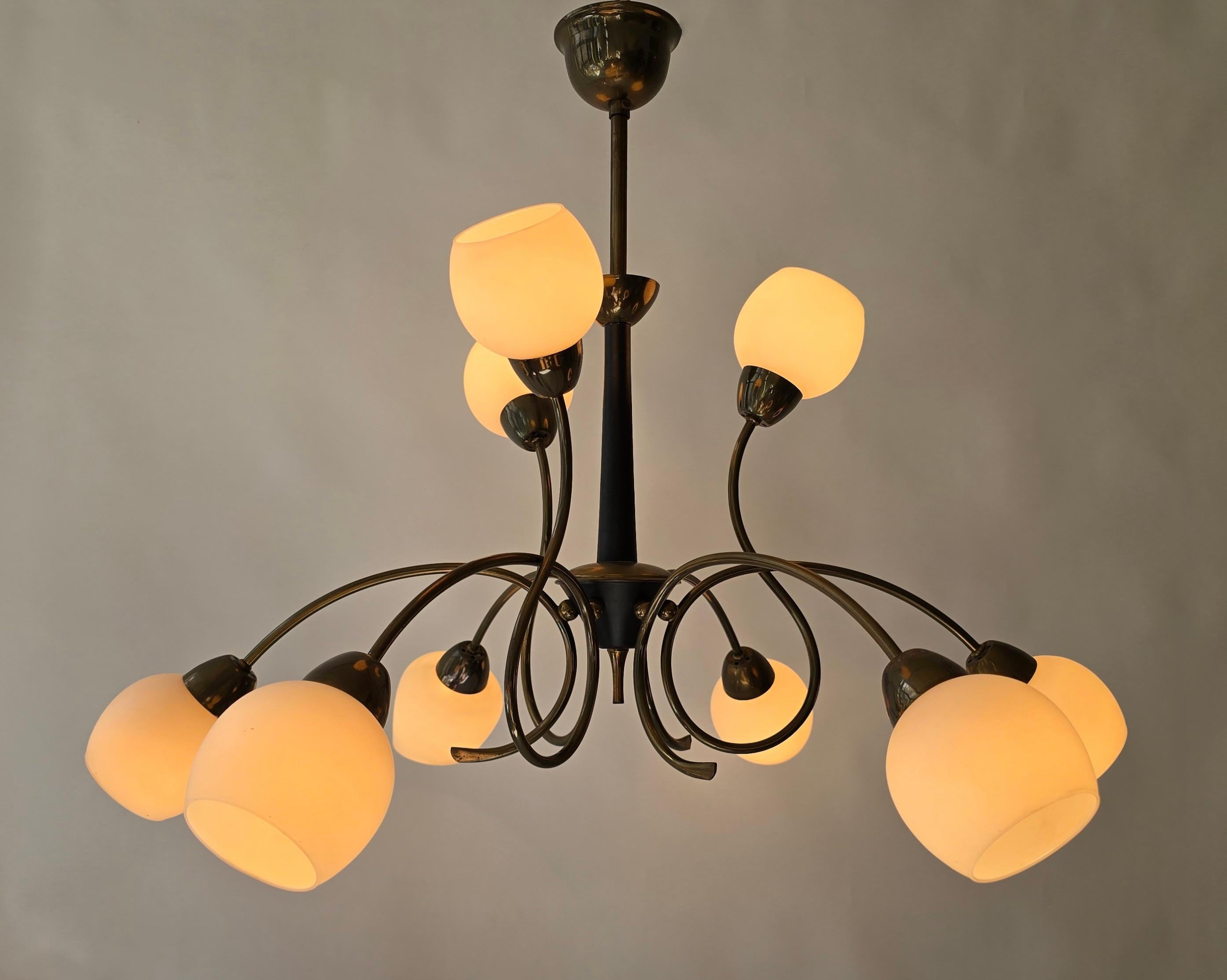 talian 1950s Stilnovo Style Brass and Opaline Glass Nine-Light Chandelier In Good Condition For Sale In Antwerp, BE