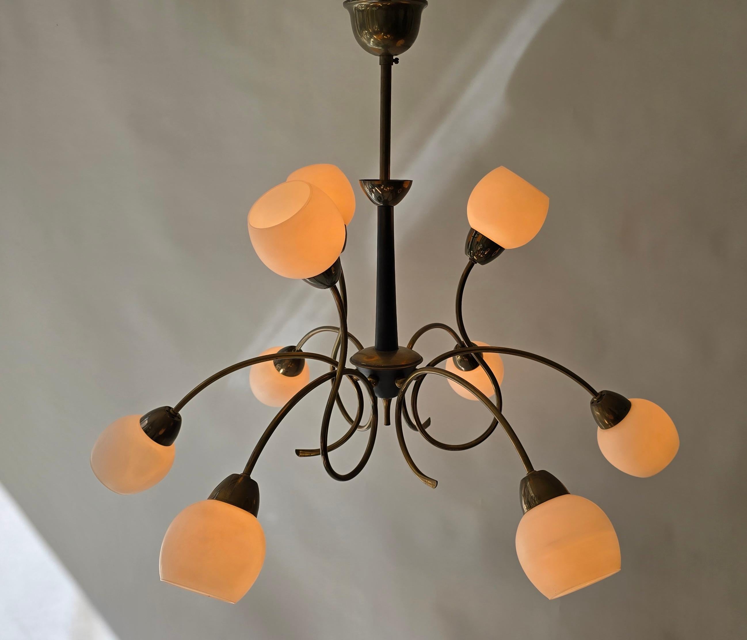 Neun-Licht-Kronleuchter aus Messing und Opalglas im Stil von Stilnovo aus den 1950er Jahren im Angebot 2