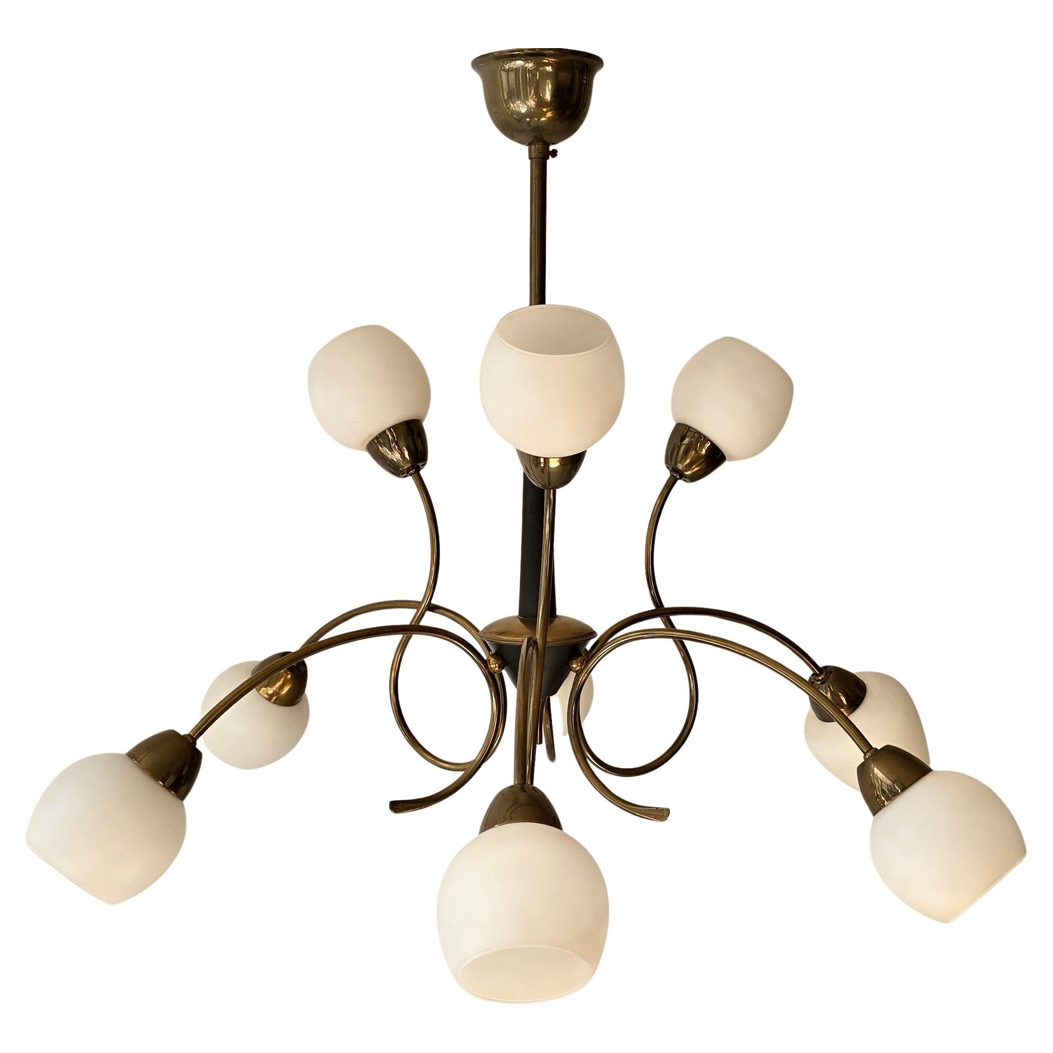 lustre à neuf lumières en laiton et verre opalin de style Stilnovo, Italie, années 1950