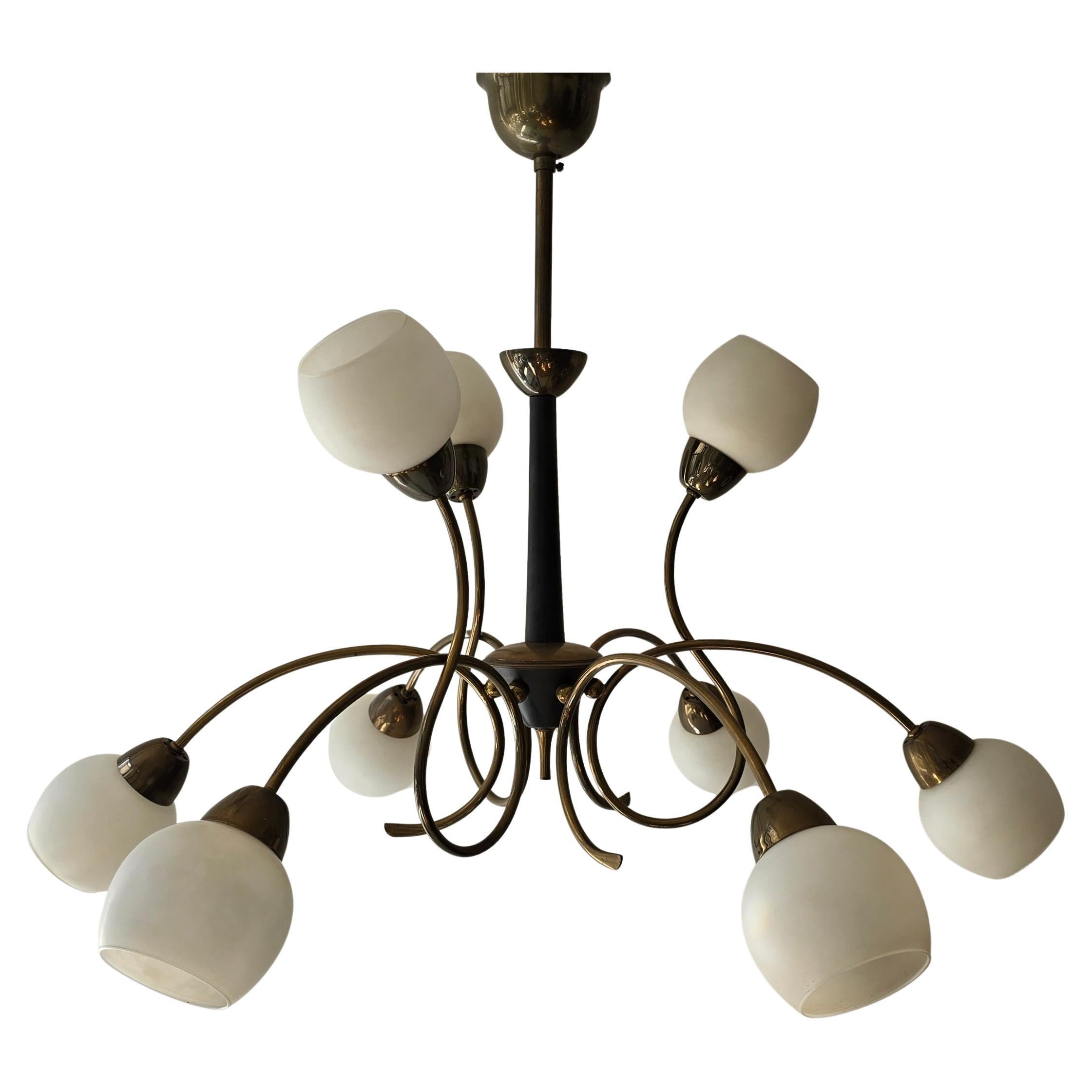 Neun-Licht-Kronleuchter aus Messing und Opalglas im Stil von Stilnovo aus den 1950er Jahren (Moderne der Mitte des Jahrhunderts) im Angebot