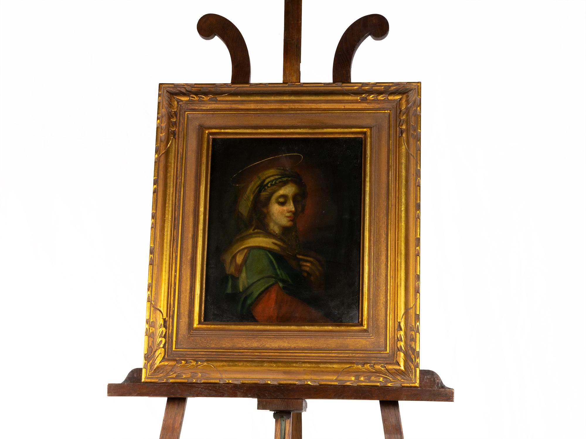 Ein barockes Gemälde aus dem 17. Jahrhundert, das die Muttergottes der Unbefleckten Empfängnis in gelber, grüner und roter Seide darstellt.
Die Hand auf der Brust, die Hand Gottes und der Heiligenschein stehen für die Empfängnis der Jungfrau Maria