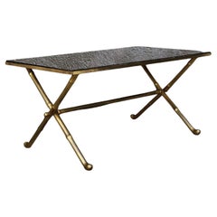 table basse en faux bambou et laiton doré avec plateau en verre opalin noir, années 1960