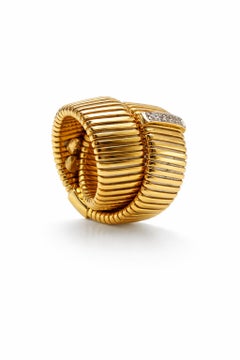 suchan Yellow Gold Ribbed Band Ring with Brilliant-Cut Diamonds