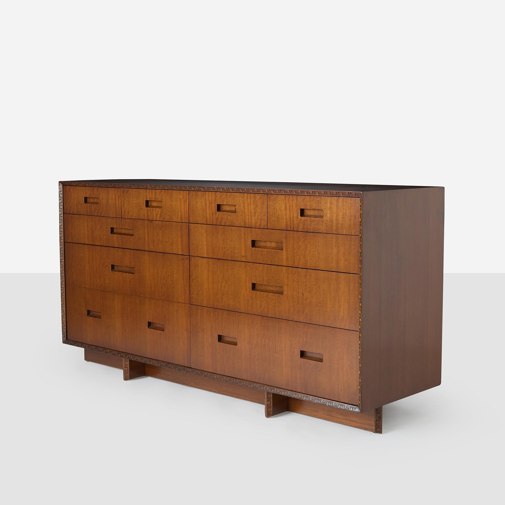 Un raro set di comò e specchi in mogano di Frank Lloyd Wright per Heritage-Henredon.

Il comò presenta dieci cassetti con maniglie incassate, completati da uno specchio ornato dal notevole disegno Taliesin di Wright lungo i bordi e le gambe.