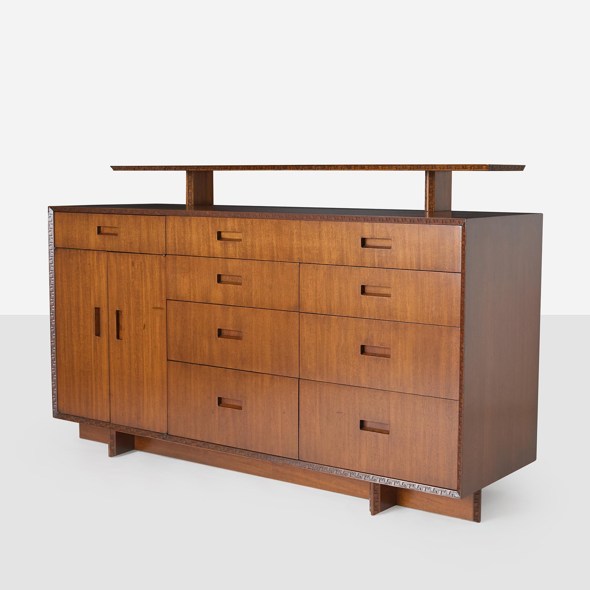 Credenza in mogano di Frank Lloyd Wright per Heritage Henredon. Dettagli del design Taliesin sui bordi e sulla base.  Presenta otto cassetti, maniglie incassate, una coppia di ante e un ripiano abbinato. Restaurata con perizia e in condizioni