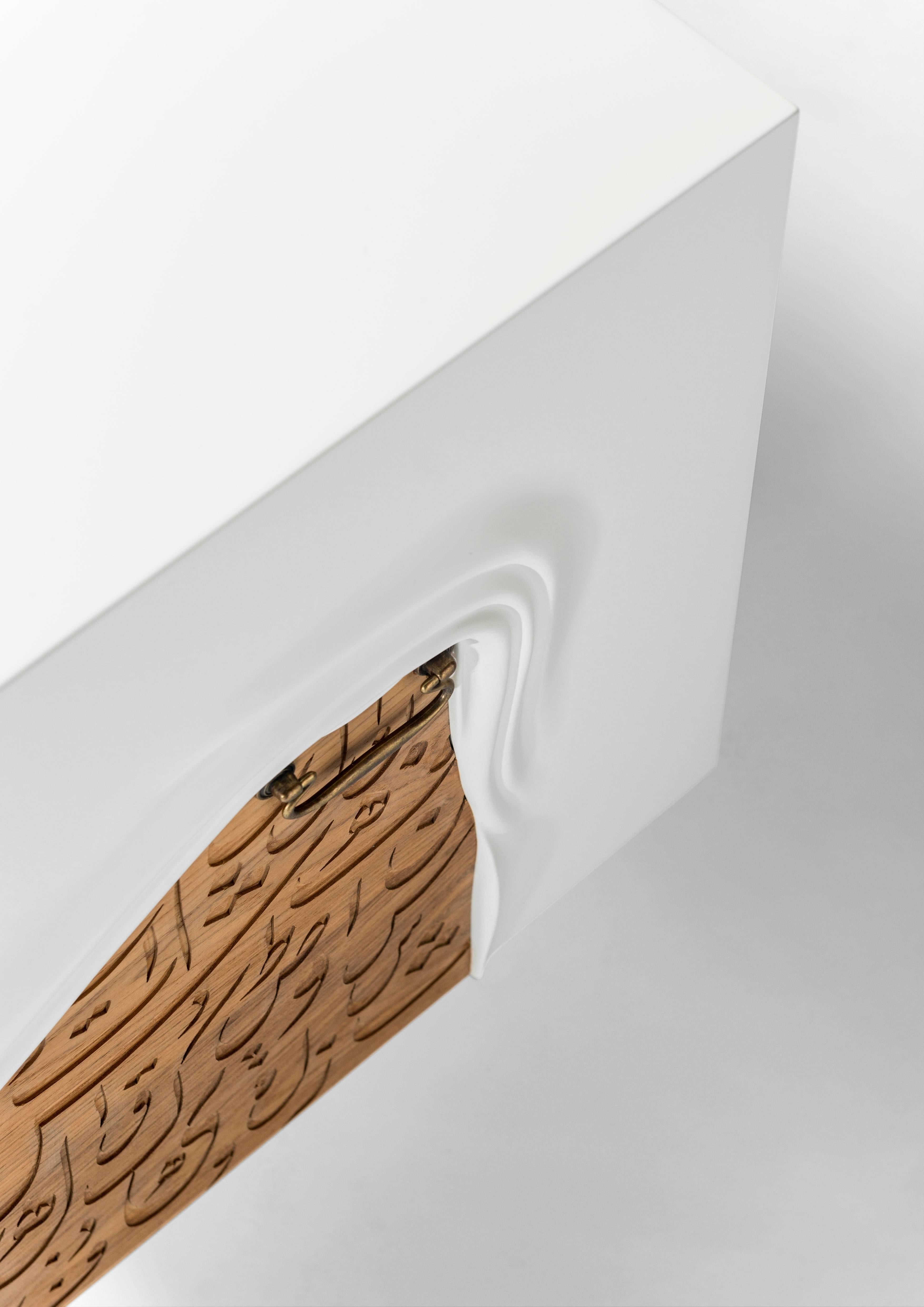 Limitierte Auflage Talisman  Weißes Holzkabinett  Sideboard [Letzte Einheit] (Graviert) im Angebot