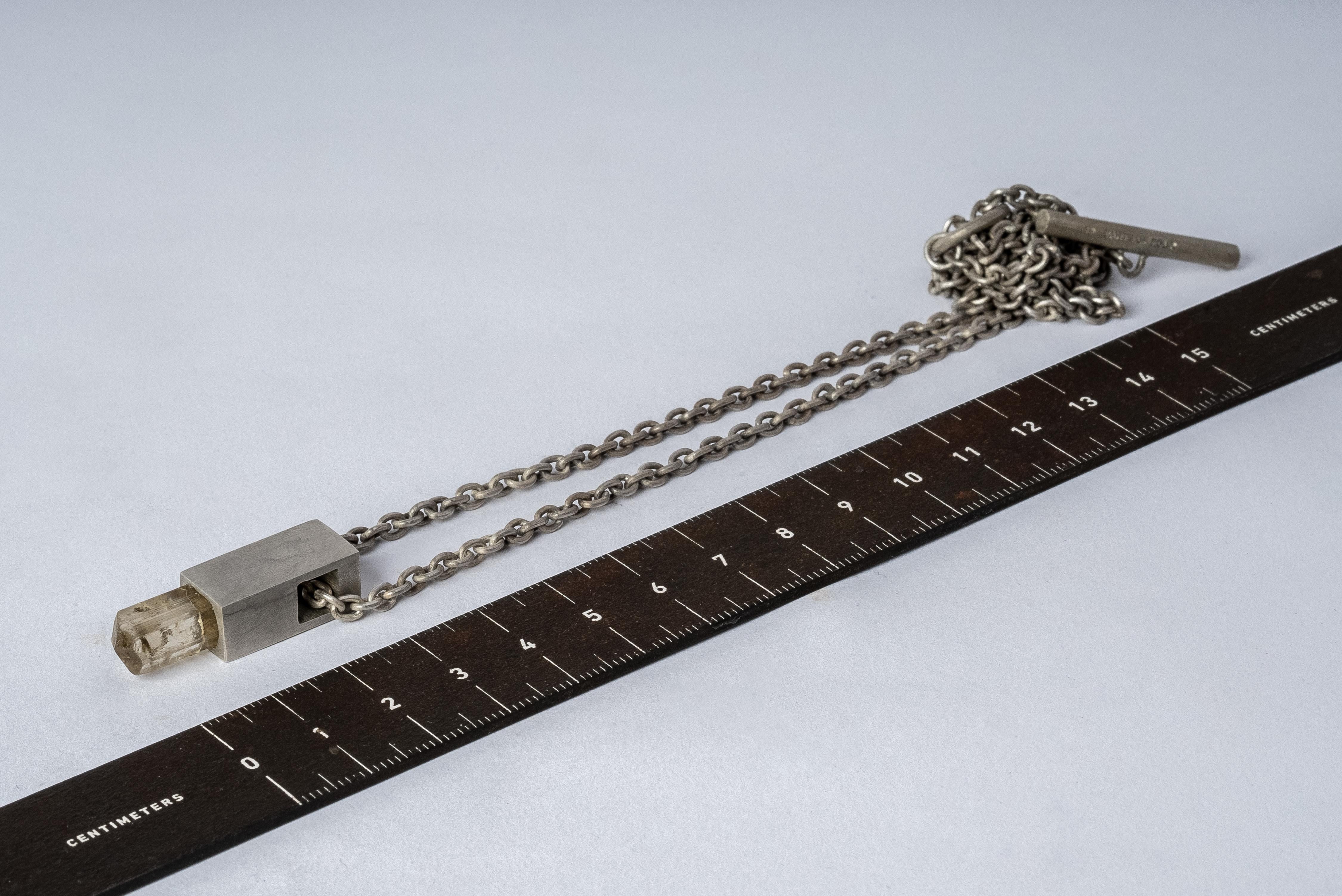 Talisman Cuboid Necklace (Scapolite, DA+SCAP) In New Condition For Sale In Paris, FR