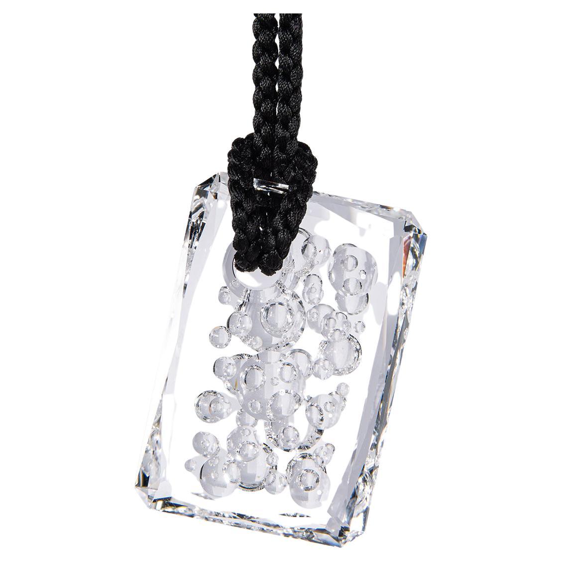 Talisman II Pendentif en cristal de roche sculpté Amulette unique pendentif pierre précieuse de guérison en vente