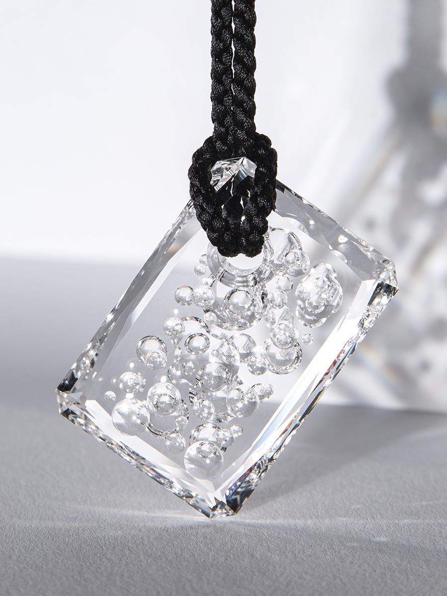 Artisan Talisman II Pendentif en cristal de roche sculpté Amulette unique pendentif pierre précieuse de guérison en vente