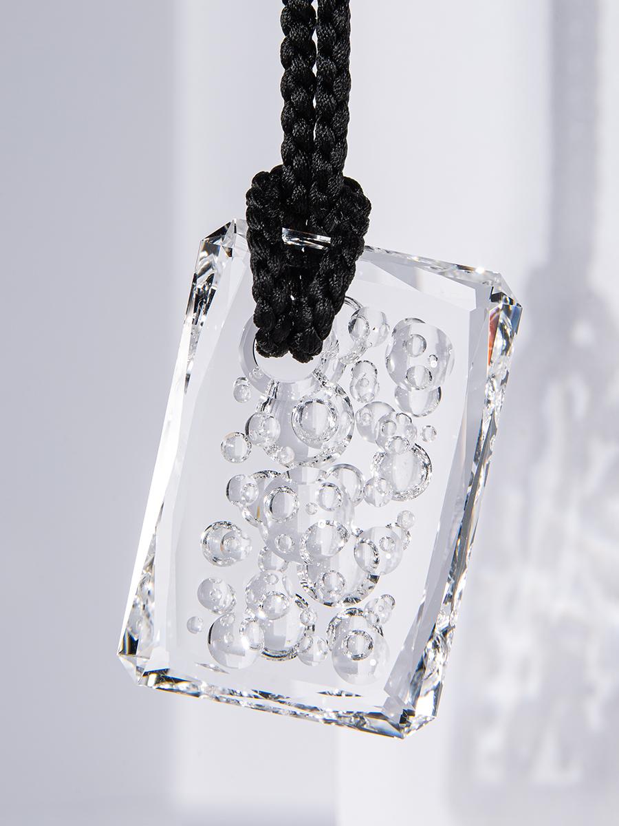 Taille mixte Talisman II Pendentif en cristal de roche sculpté Amulette unique pendentif pierre précieuse de guérison en vente