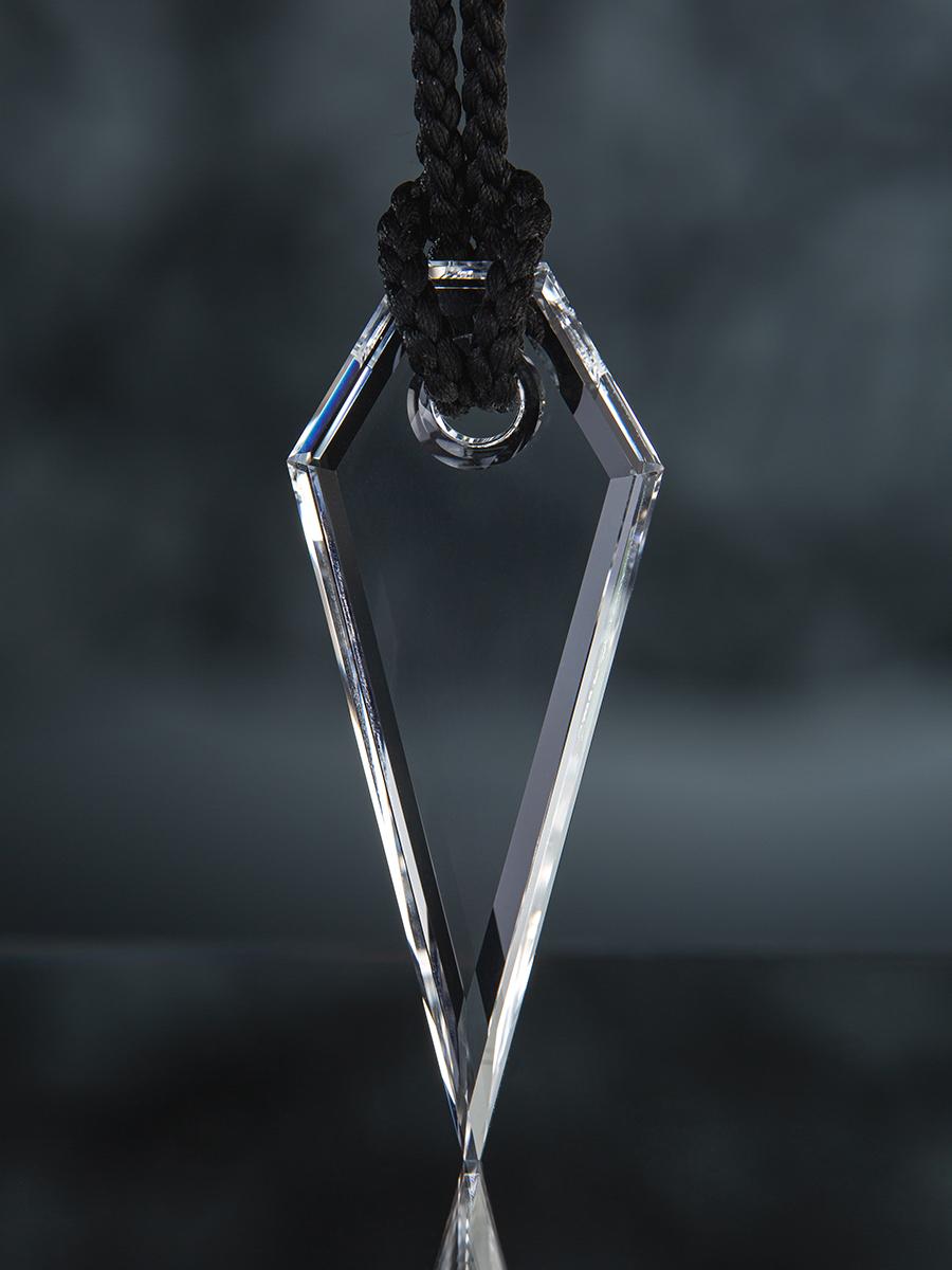 Talisman III Carved Bergkristall Anhänger Healing Edelstein Magie Schmuck Halskette (Kunsthandwerker*in) im Angebot