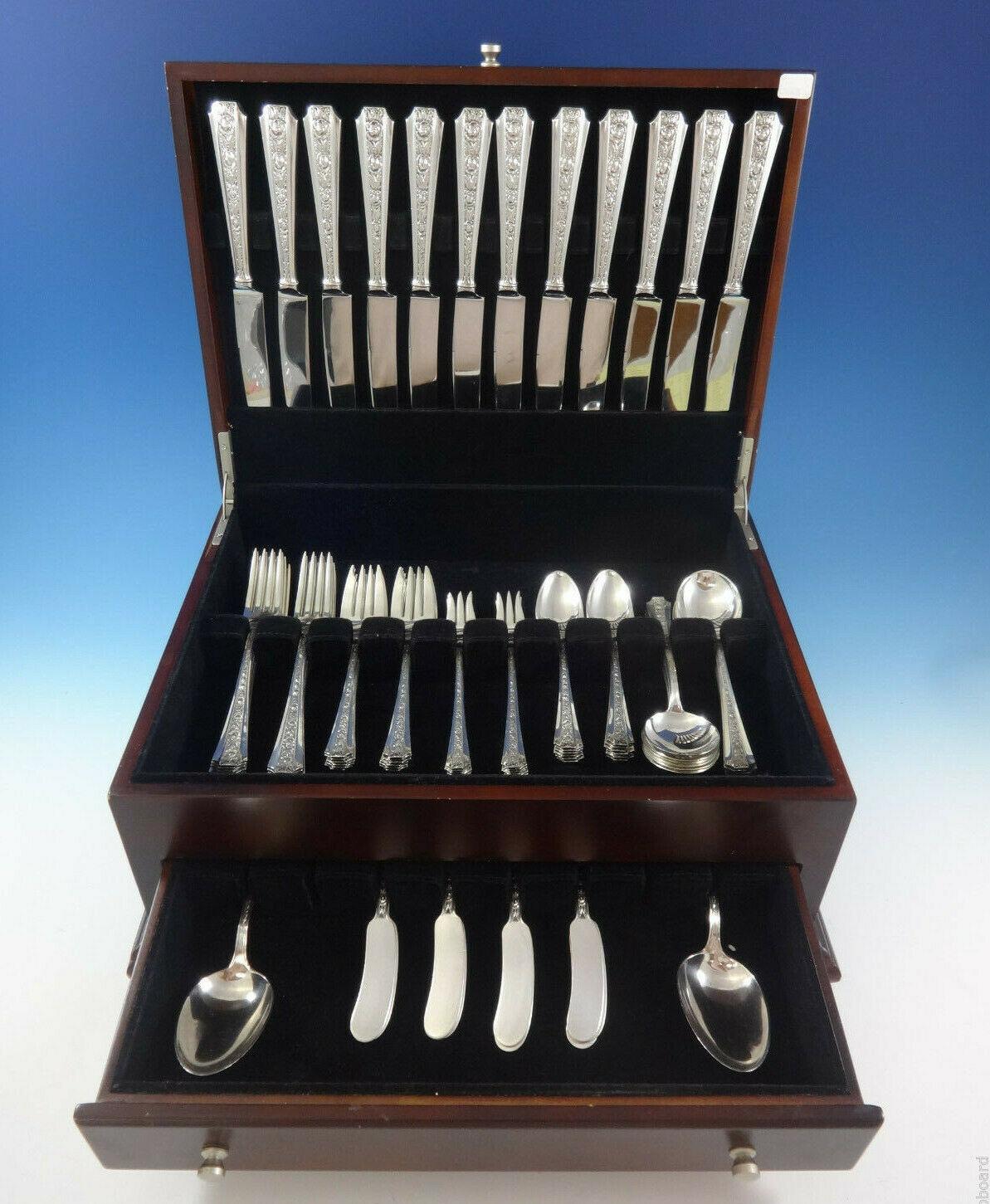Bellissimo Talismano Rosa di Frank Whiting, circa 1948, set di 86 pezzi in argento sterling. Questo set comprende:

12 coltelli da cena, 9 5/8