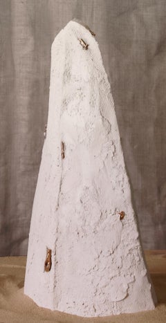 Escultura «Talisman» n.º 1 en gres arenoso con incrustaciones de bronce, de Margaux Leycuras