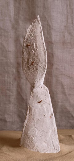 Sculpture « Talisman » n° 3 en grès sable avec incrustations de bronze, par Margaux Leycuras