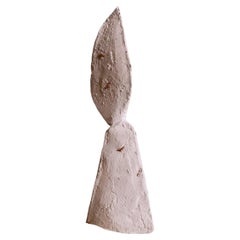 Sculpture « Talisman » n° 3 en grès sable avec incrustations de bronze, par Margaux Leycuras