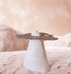 Mesita auxiliar «Talisman Table #1», de gres y bronce, diseñada por Margaux Leycuras