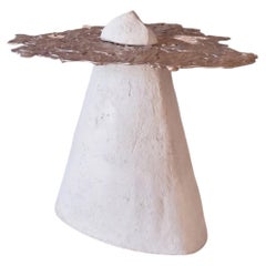 Mesita auxiliar «Talisman Table #1», de gres y bronce, diseñada por Margaux Leycuras
