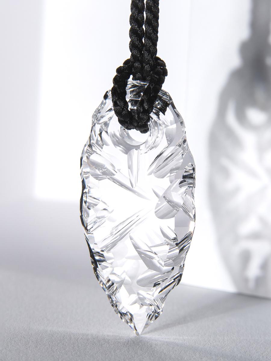 Talisman V fa parte di una straordinaria serie di sette amuleti realizzati a mano, ognuno dei quali ha una forma diversa che richiama le silhouette di antichi strumenti, oggetti protettivi e manufatti rituali che gli esseri umani hanno portato con