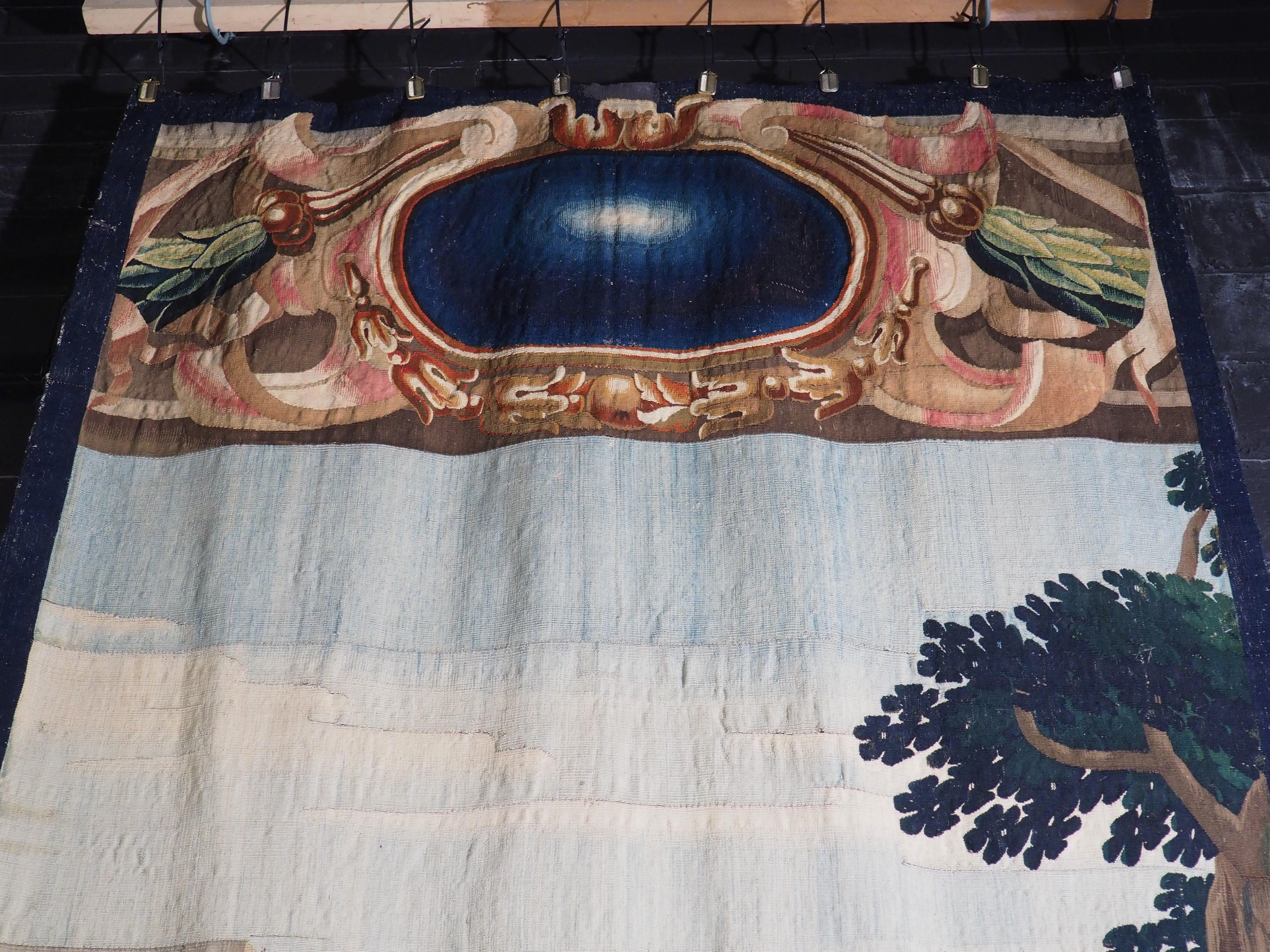 Großer Wandteppich aus Wolle und Seide aus dem 17. Jahrhundert mit bunter Kartusche und Trophäendekor im Angebot 9