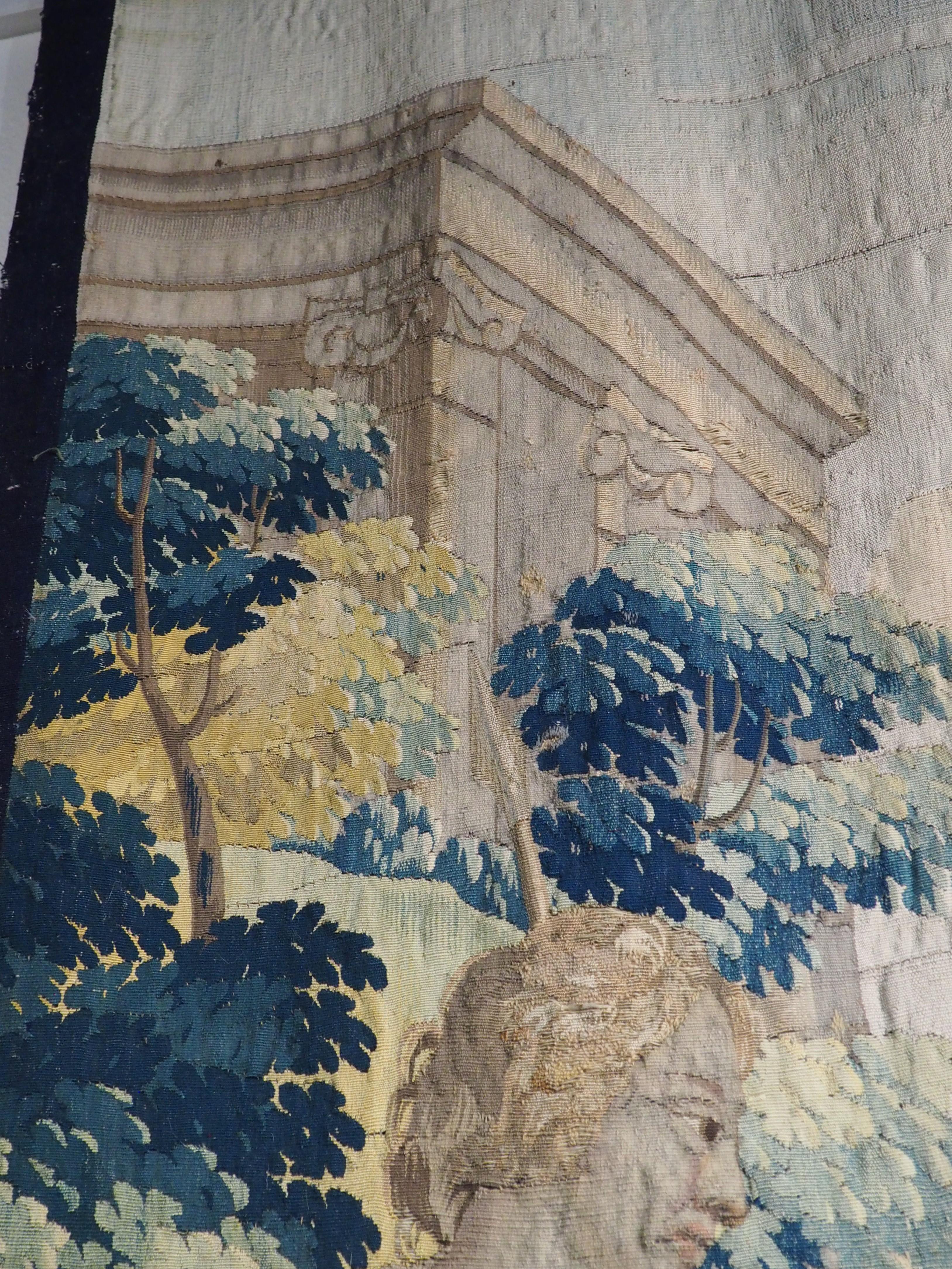 Großer Wandteppich aus Wolle und Seide aus dem 17. Jahrhundert mit bunter Kartusche und Trophäendekor im Angebot 1