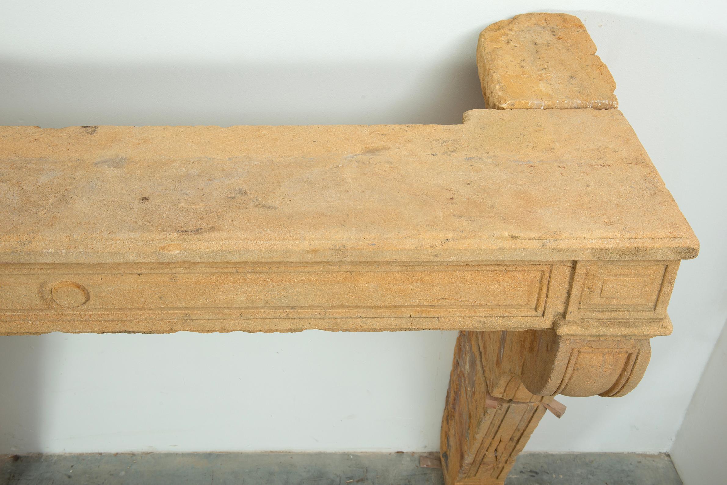 Alto camino in pietra calcarea francese del XVIII secolo a pannelli e curvature in vendita 4