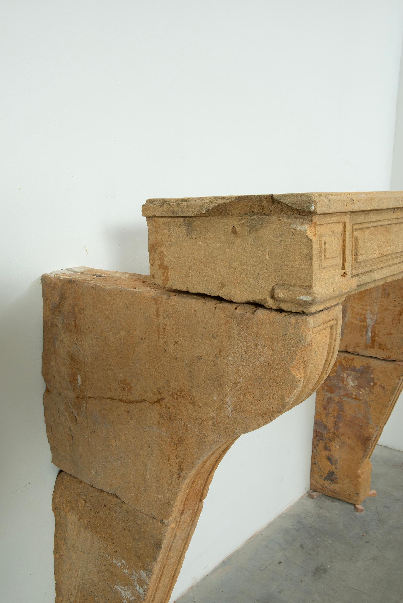 Alto camino in pietra calcarea francese del XVIII secolo a pannelli e curvature in vendita 6