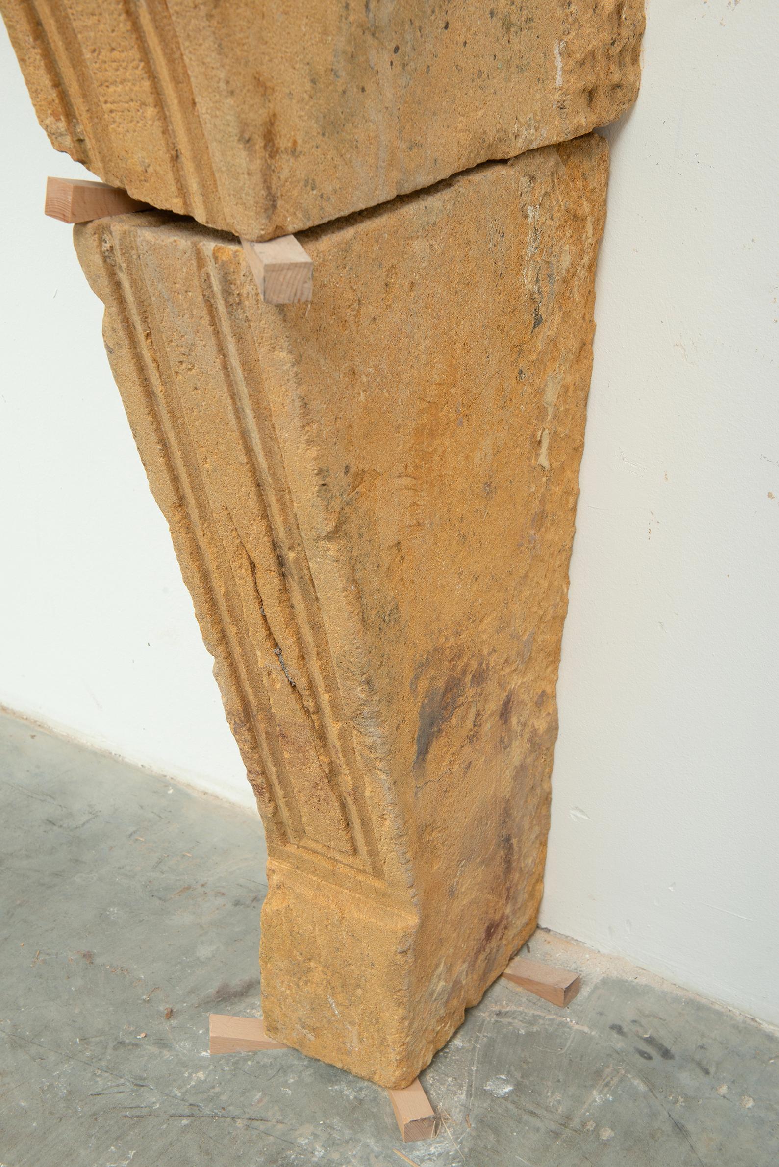 Alto camino in pietra calcarea francese del XVIII secolo a pannelli e curvature in vendita 13