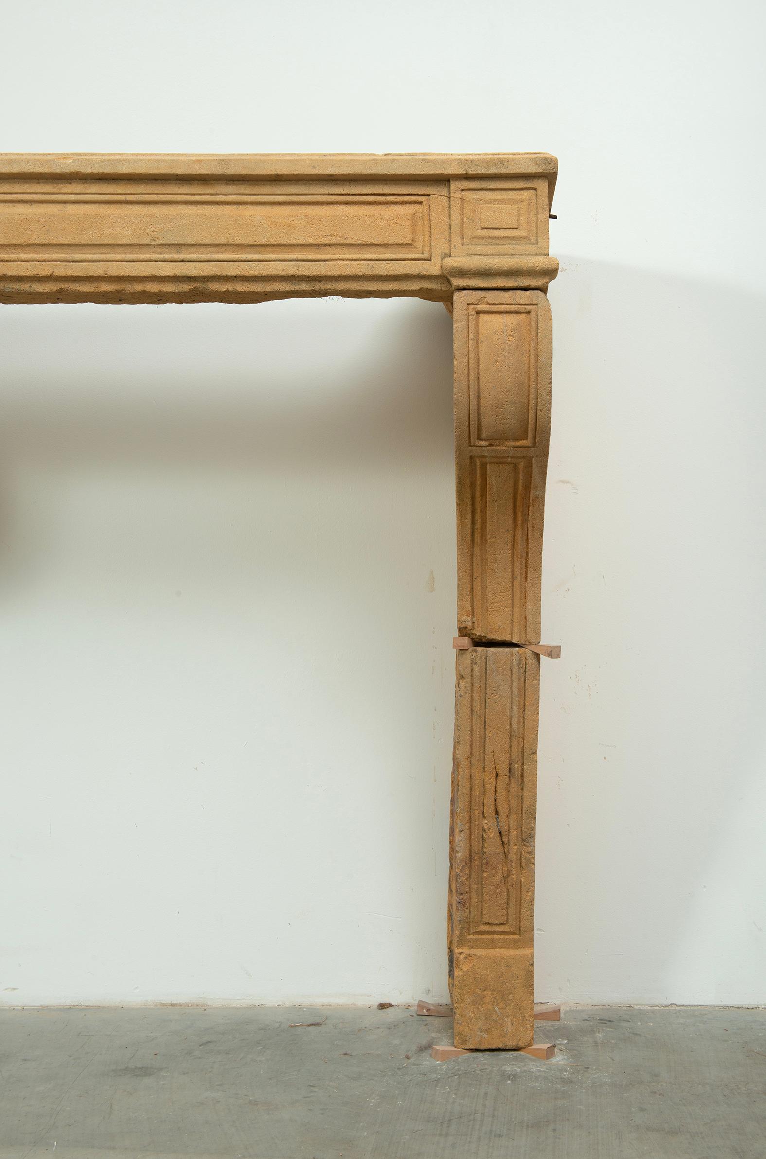 Alto camino in pietra calcarea francese del XVIII secolo a pannelli e curvature
Francia, 18° secolo

Eleva il tuo spazio con questa maestosa cappa per camino francese del XVIII secolo, un raro pezzo di formato alto sapientemente scolpito in pietra